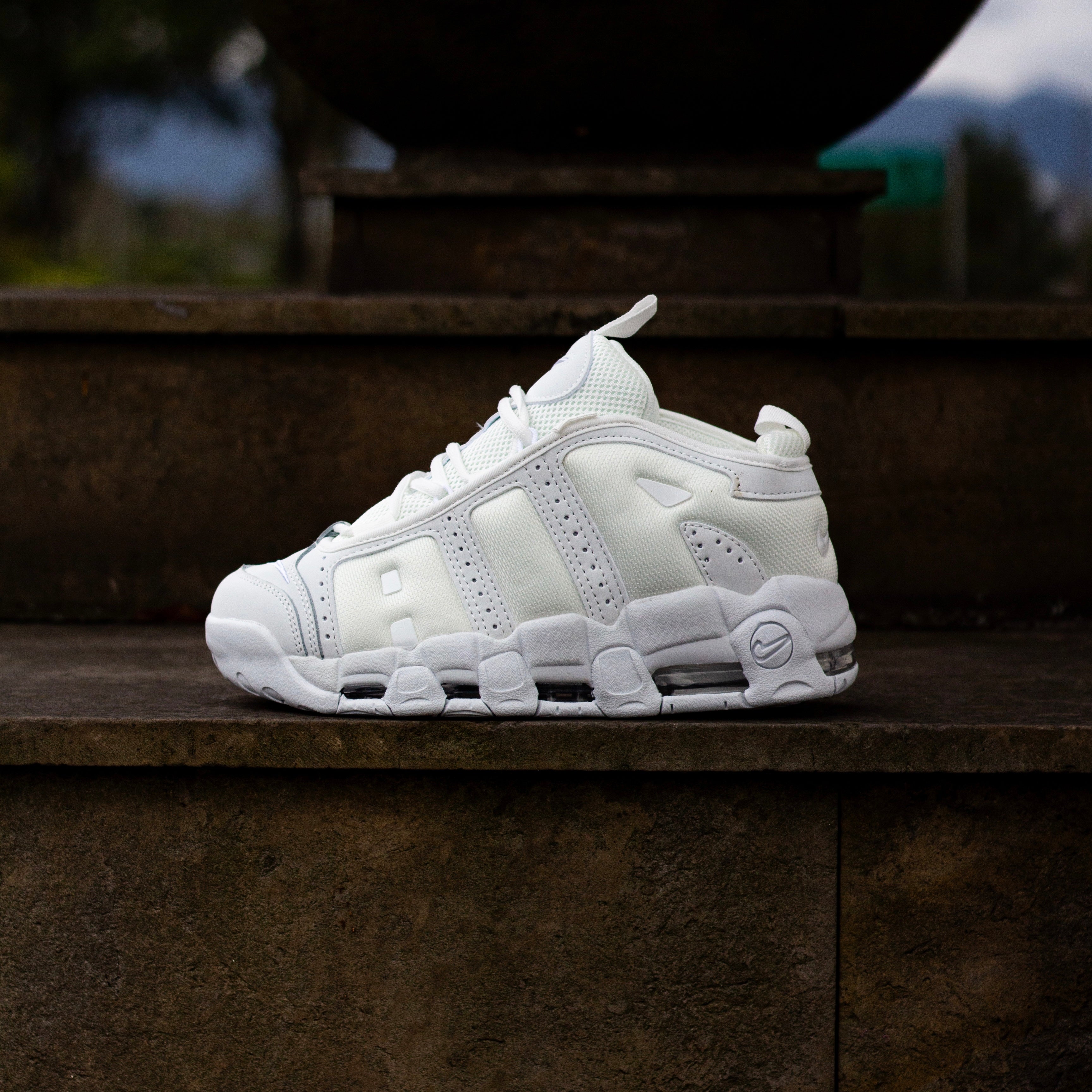 NIKE AIR MORE UPTEMPO LOW / TRIPLE WHITE