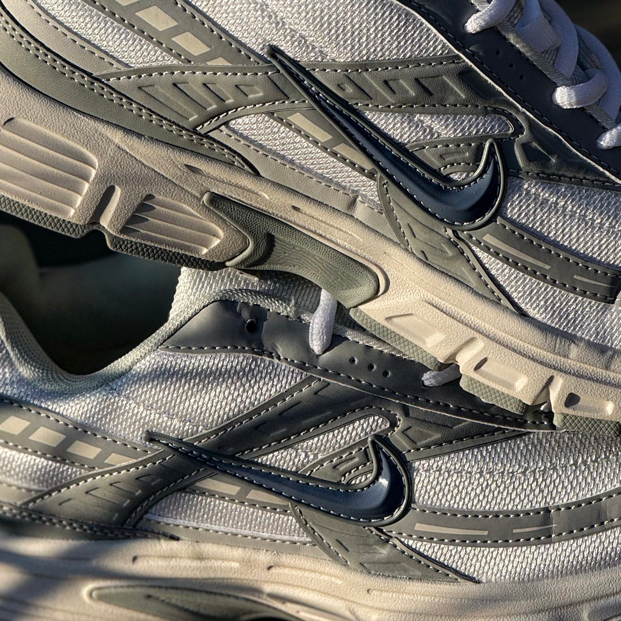 NIKE INTIATOR / PHANTOM LIGHT BONE