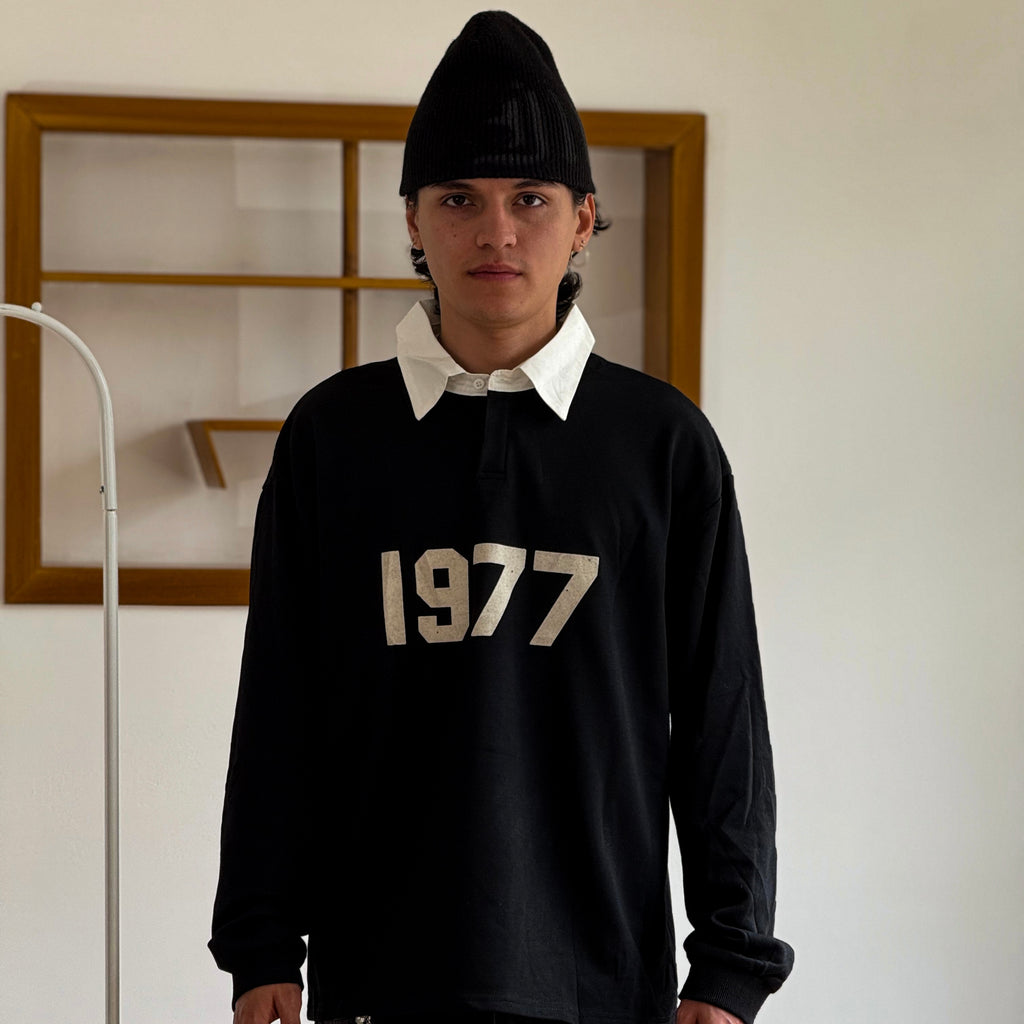 POLO MANGA LARGA ESSENTIALS 1977 BLACK