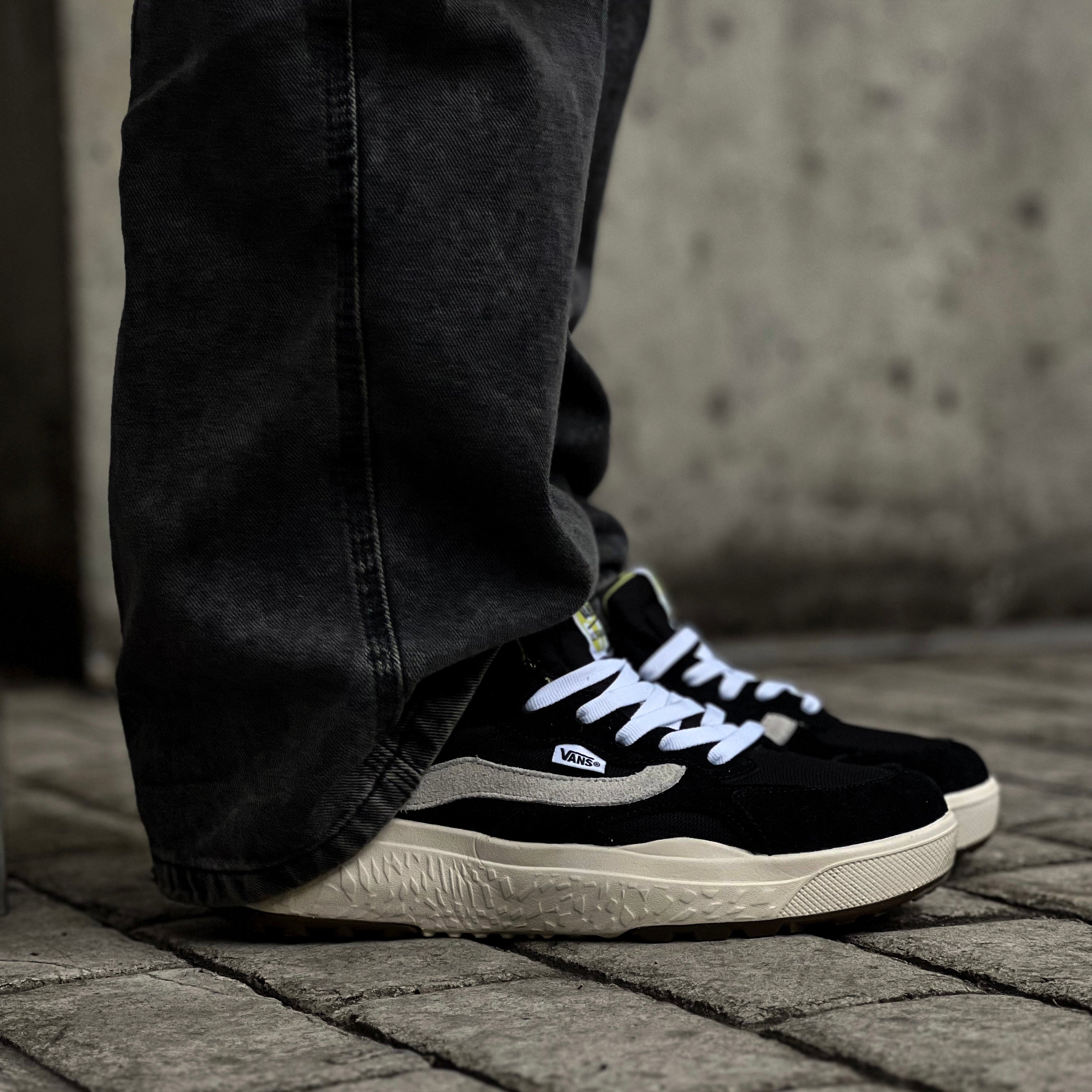 VANS ULTRARANGE NEO VR3 / BLACK WHITE