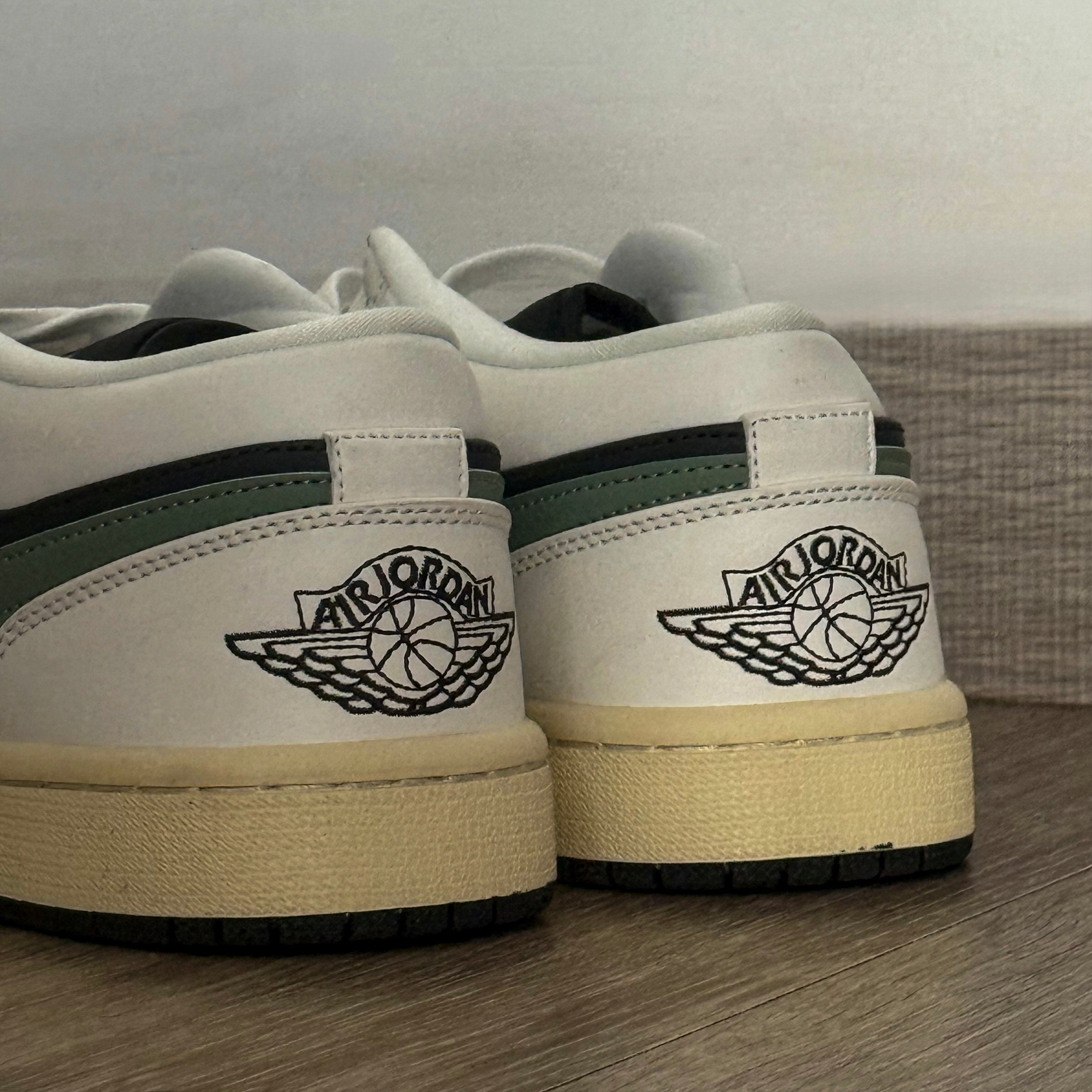 JORDAN 1 LOW / JADE SMOKE