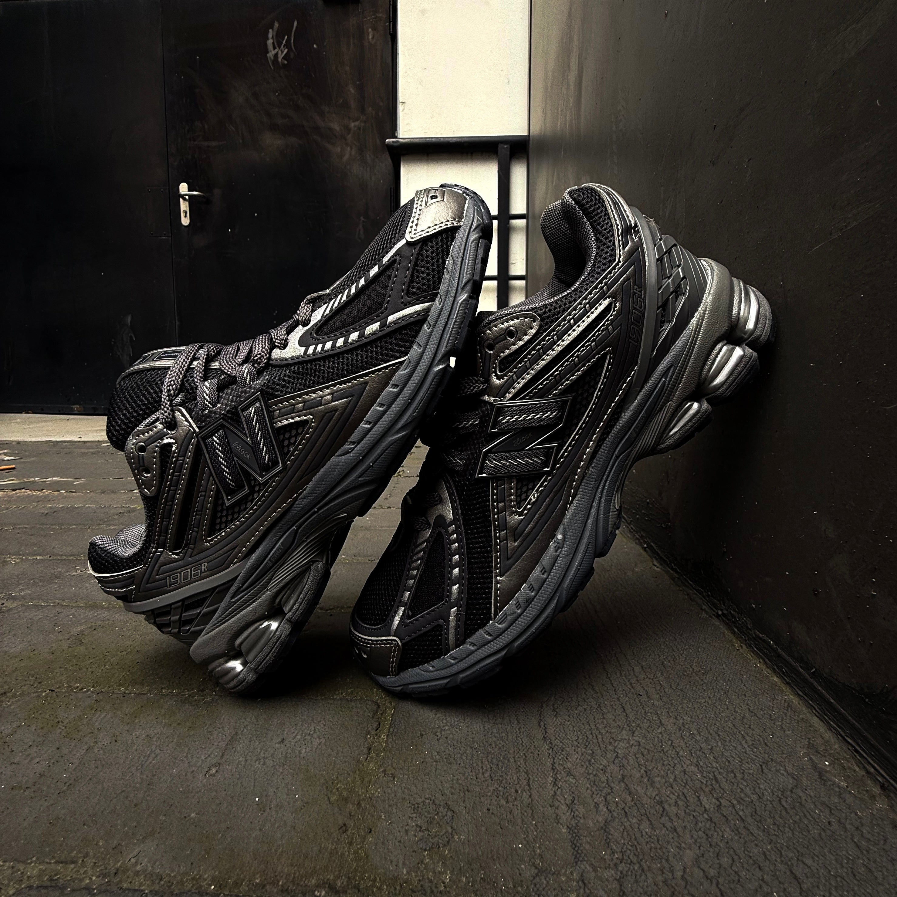 NEW BALANCE 1906R / BLACK SILVER