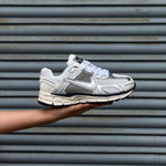 NIKE ZOOM VOMERO 5 / GREY