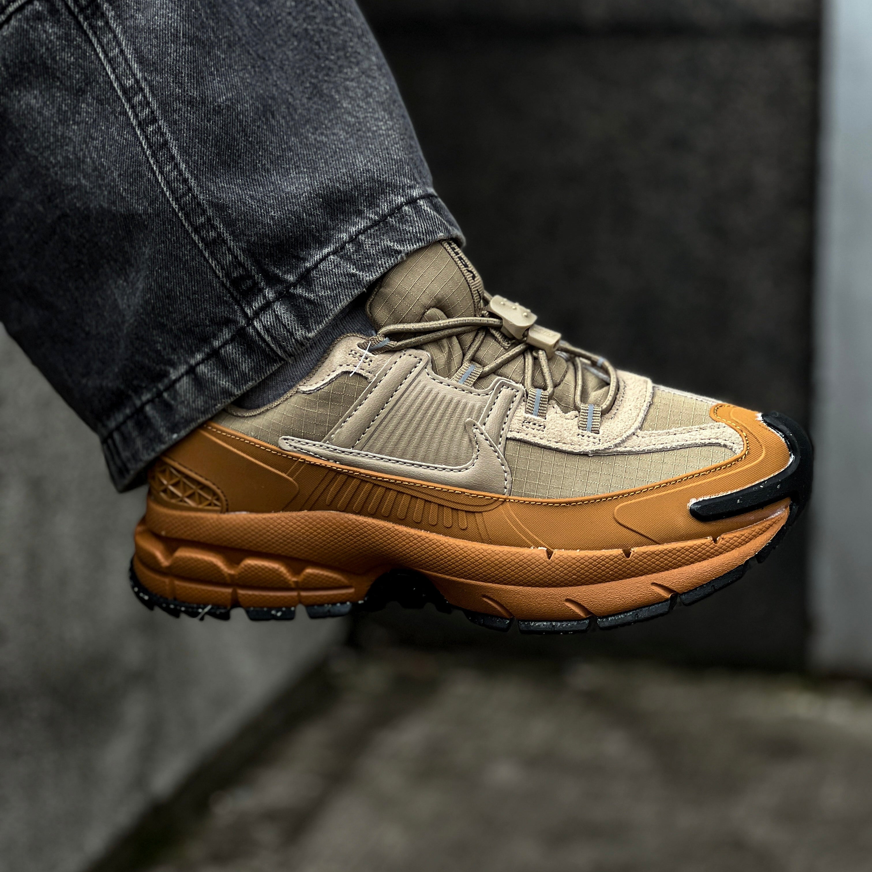 NIKE ZOOM VOMERO 5 ROAM / FLAX