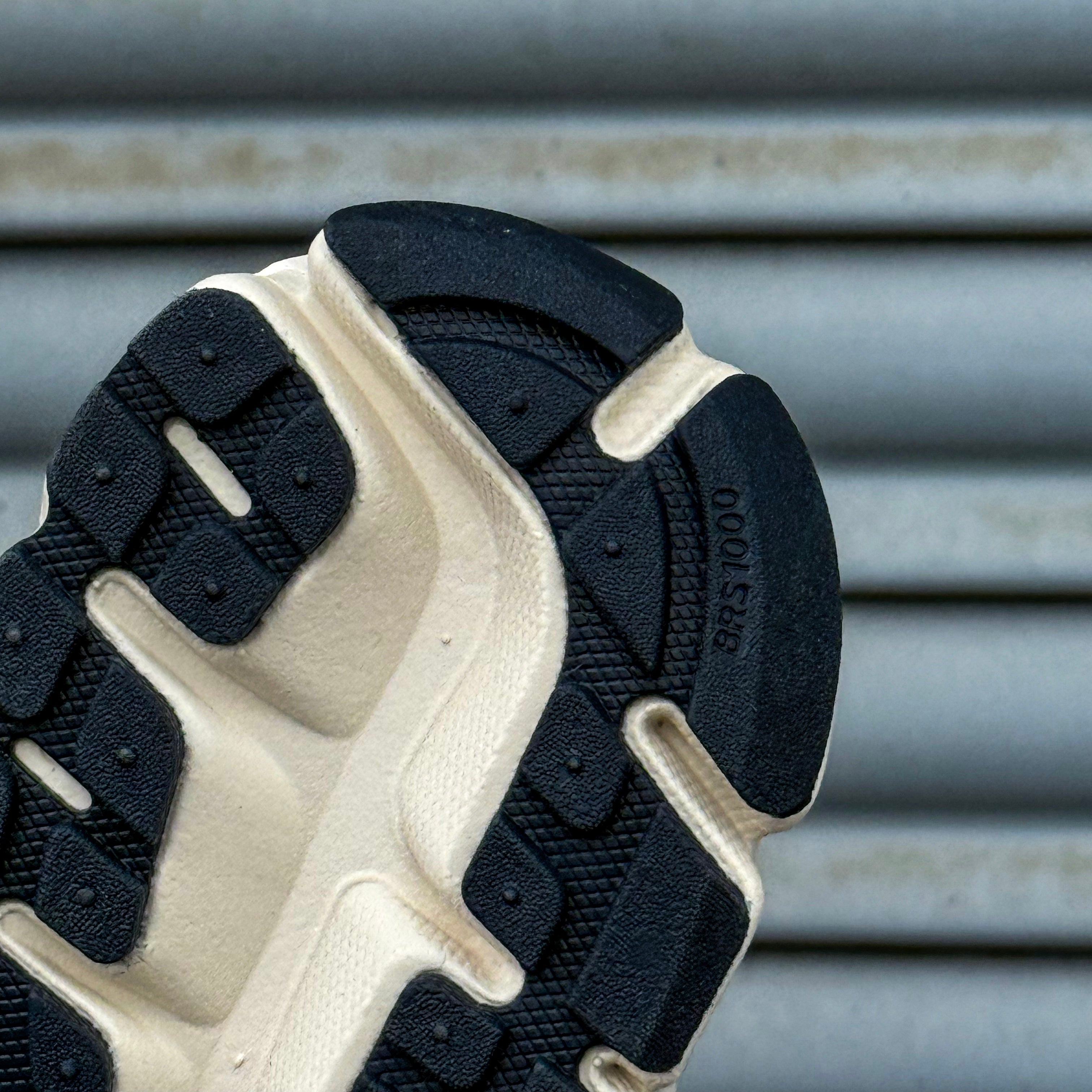 NIKE ZOOM VOMERO 5 / GREY