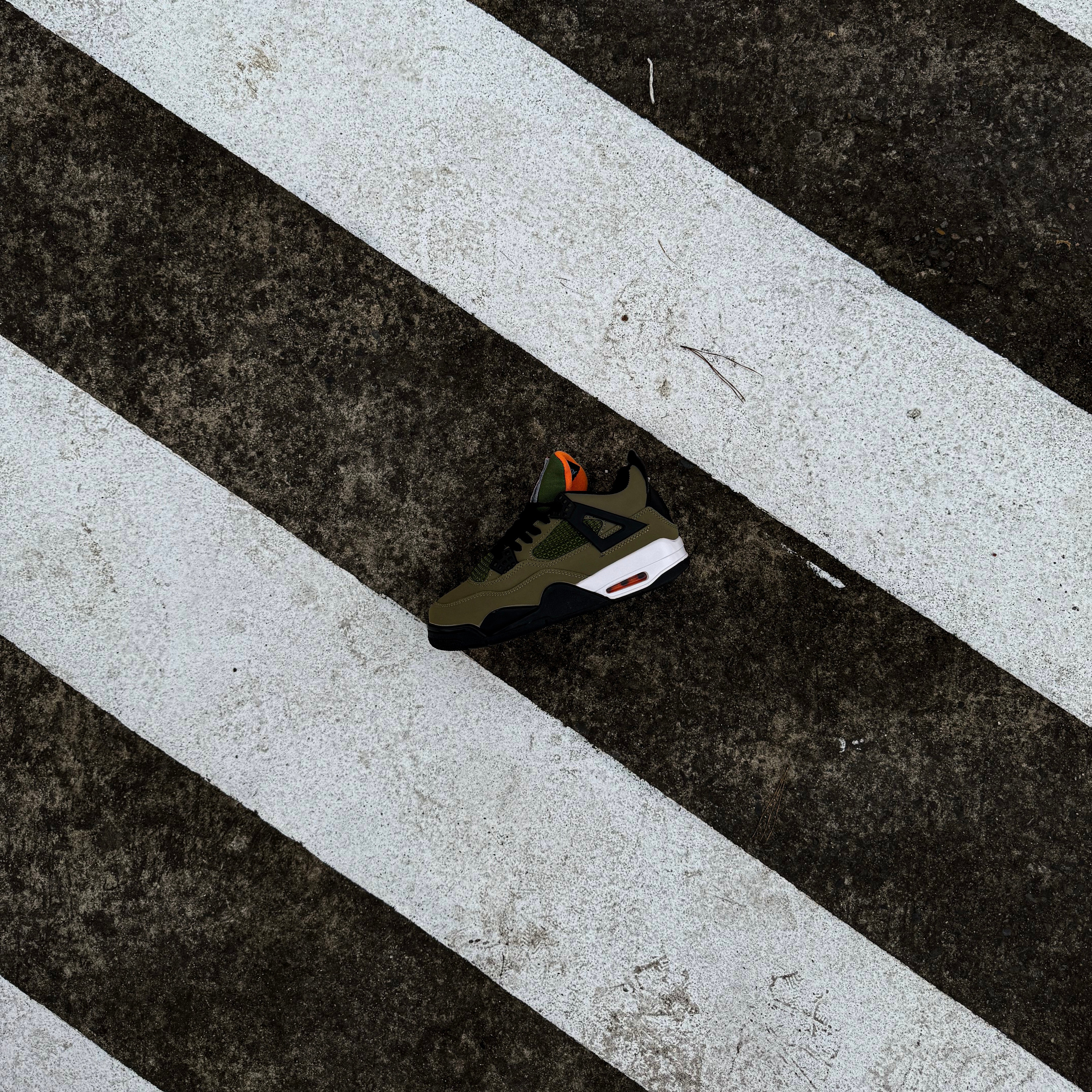 JORDAN 4 RETRO / UNDEFEATED