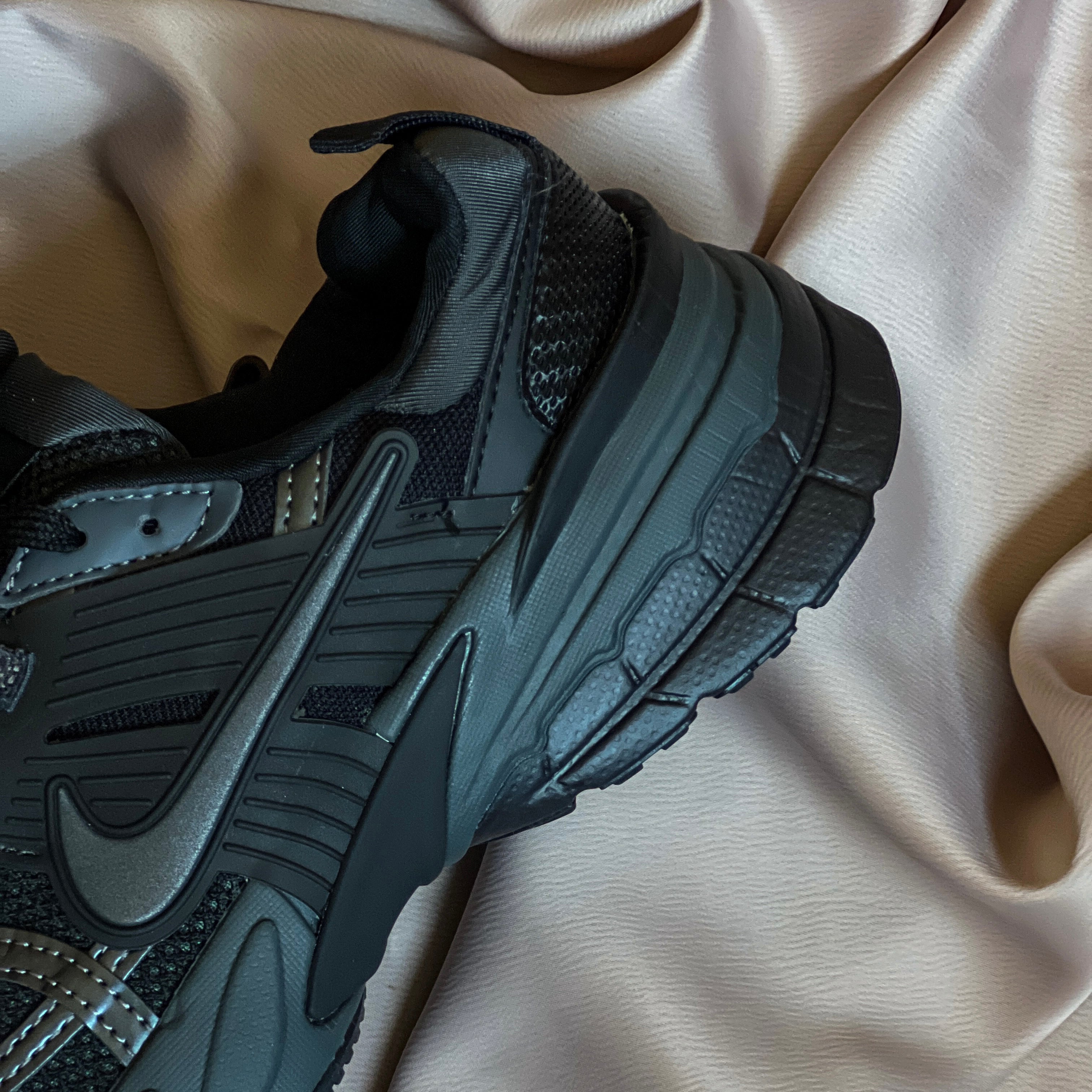 NIKE V2K RUN / BLACK DARK