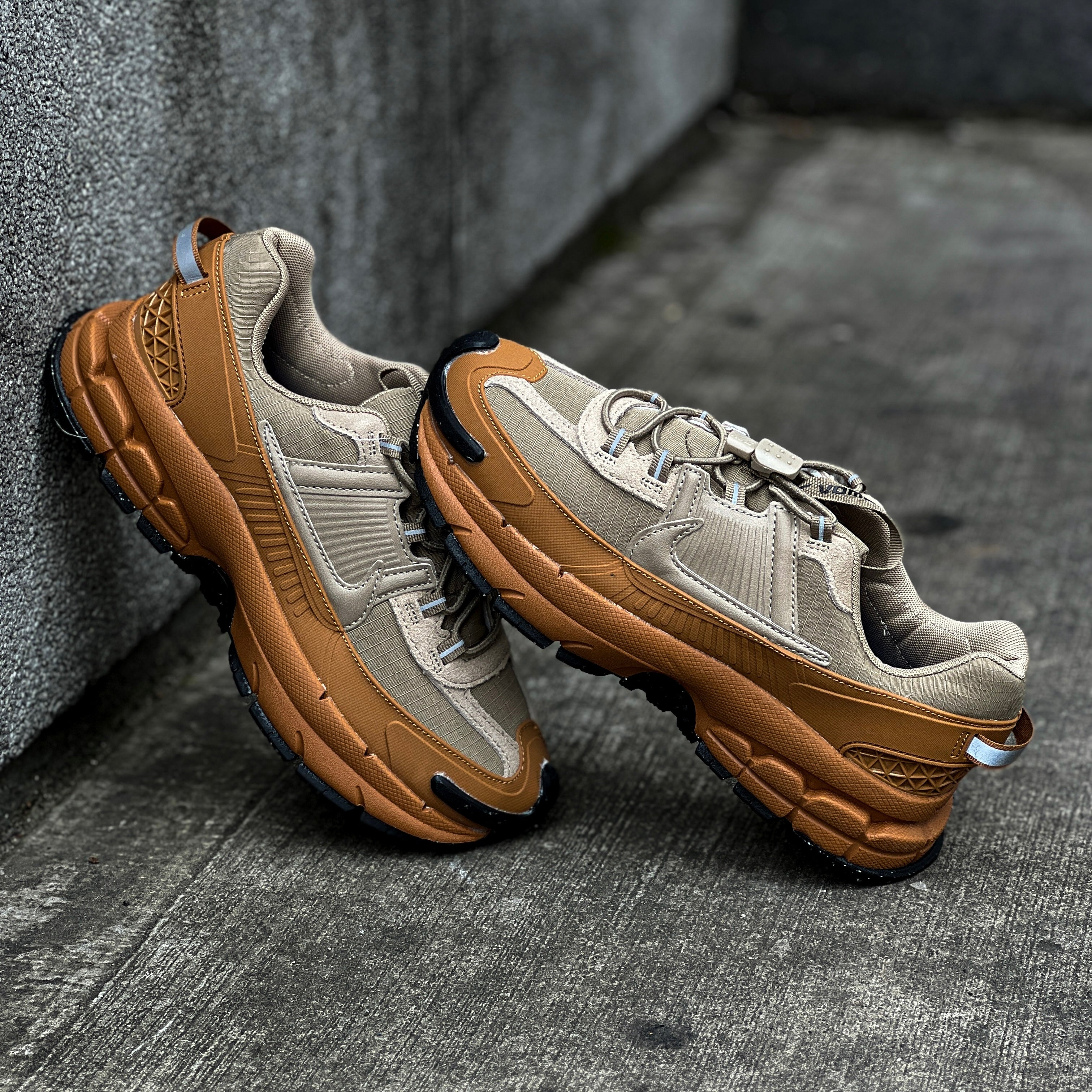 NIKE ZOOM VOMERO 5 ROAM / FLAX