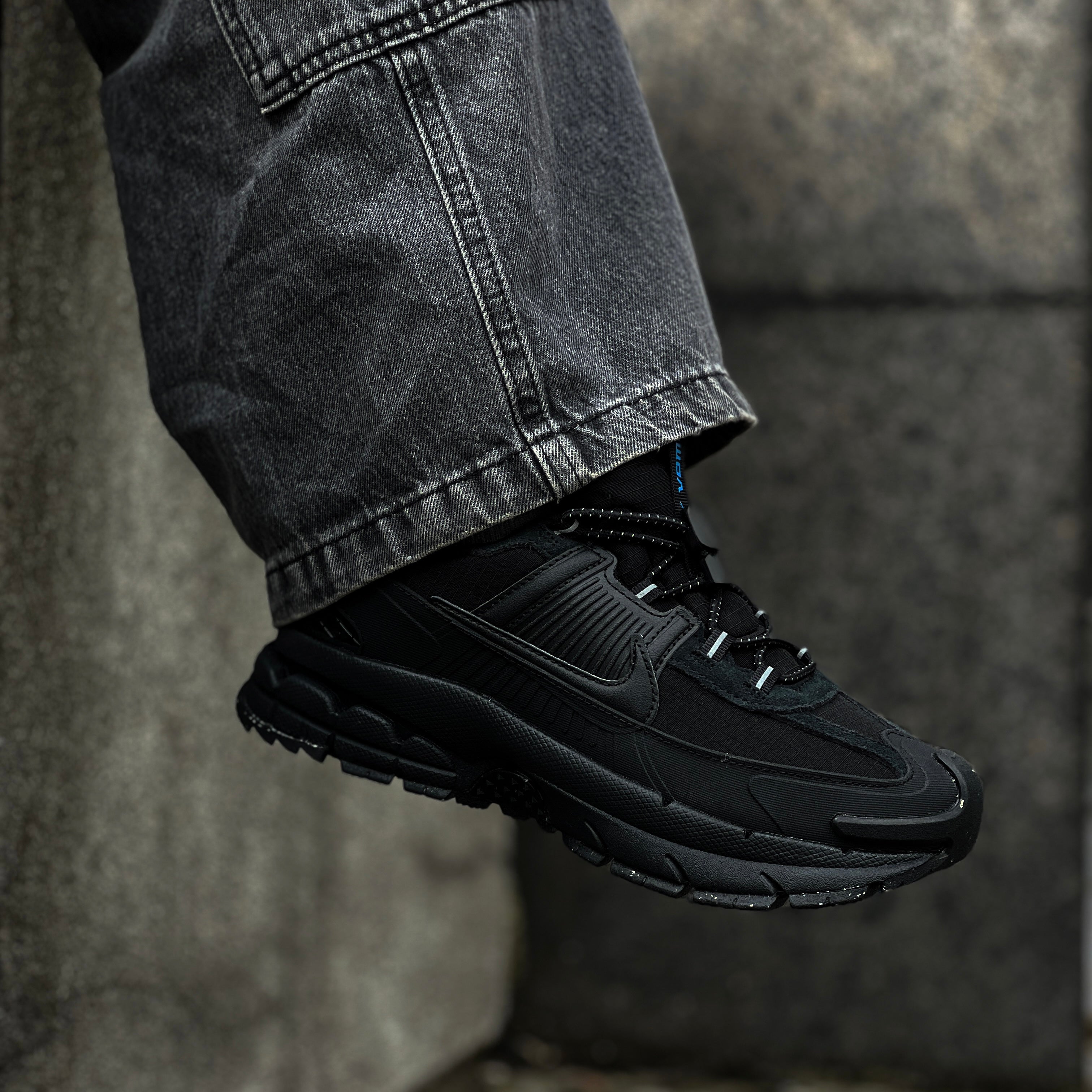 NIKE ZOOM VOMERO ROAM / TRIPLE BLACK