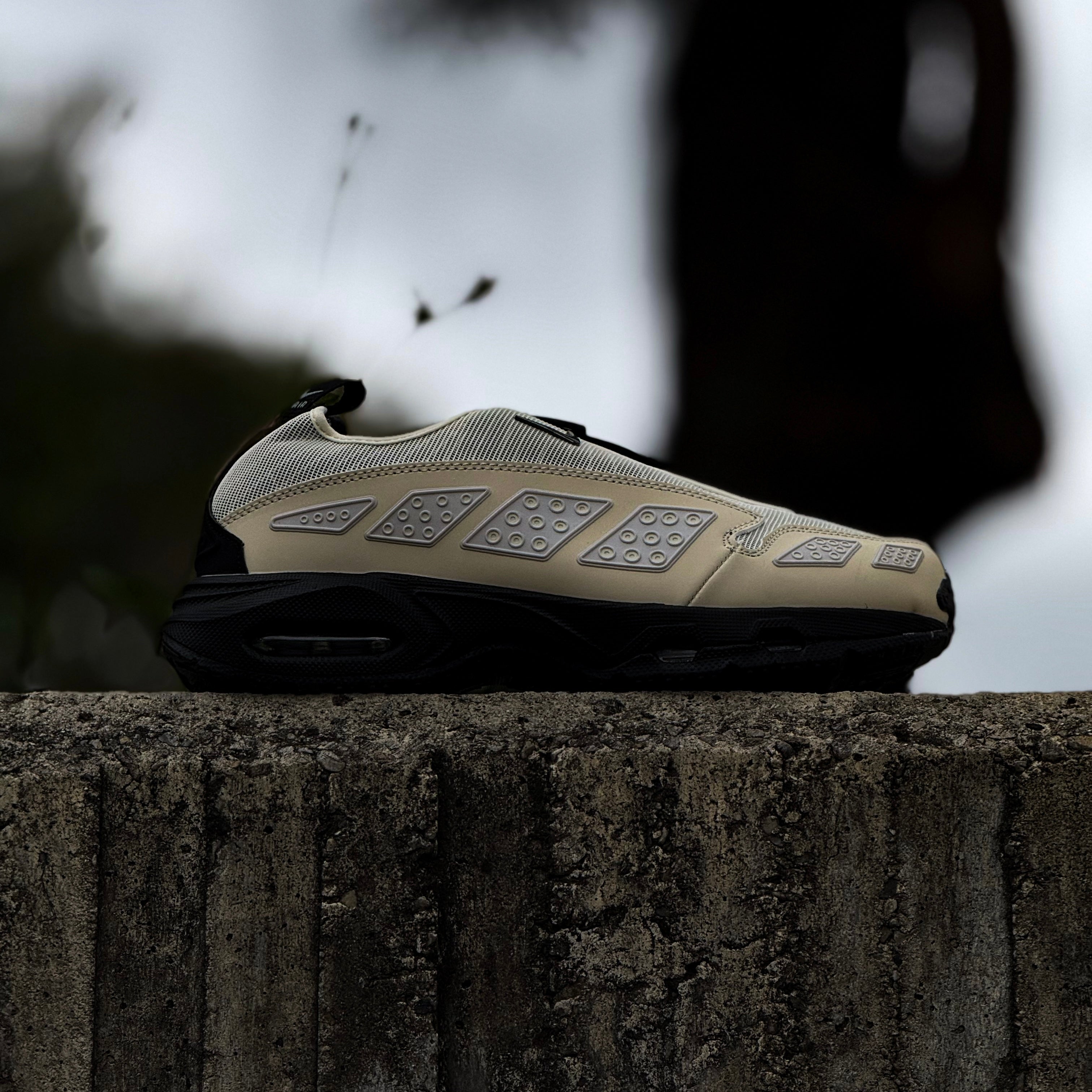 NIKE AIR MAX SNDR / GREY