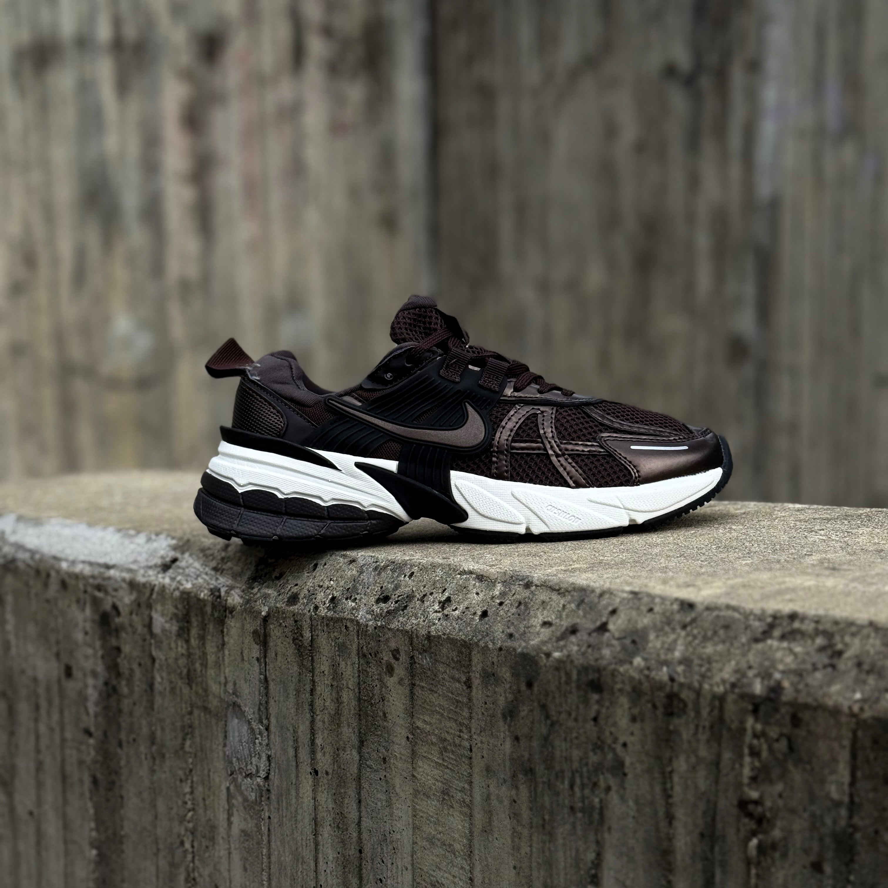 NIKE V2K RUN / VELVET BROWN WHITE BLACK