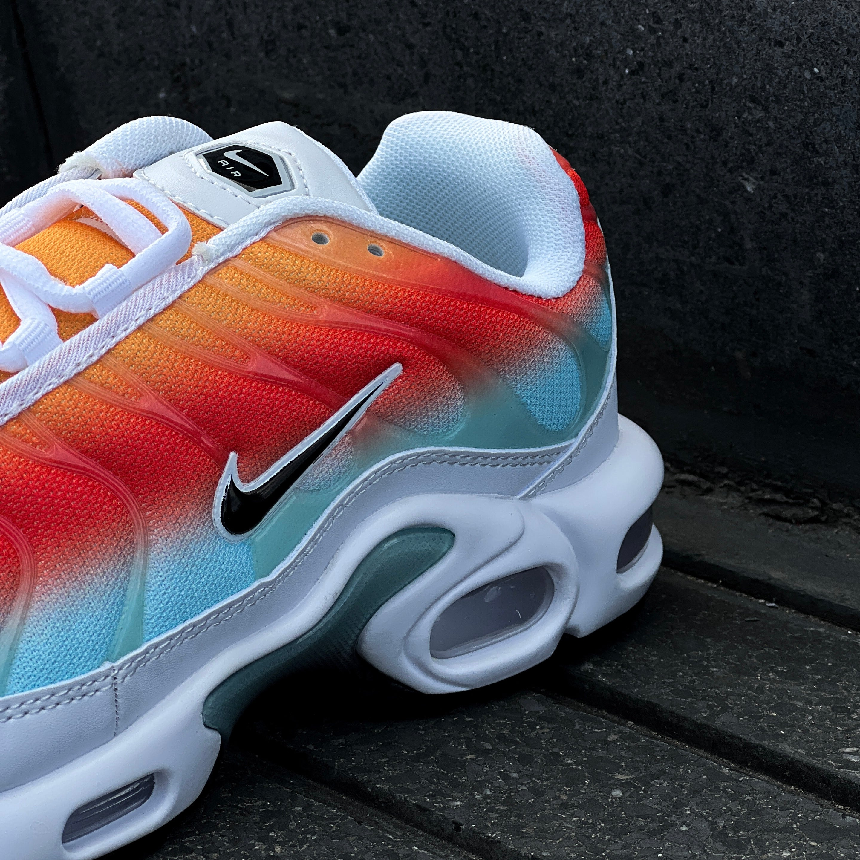 NIKE AIR MAX PLUS / TROPICAL SUNSET