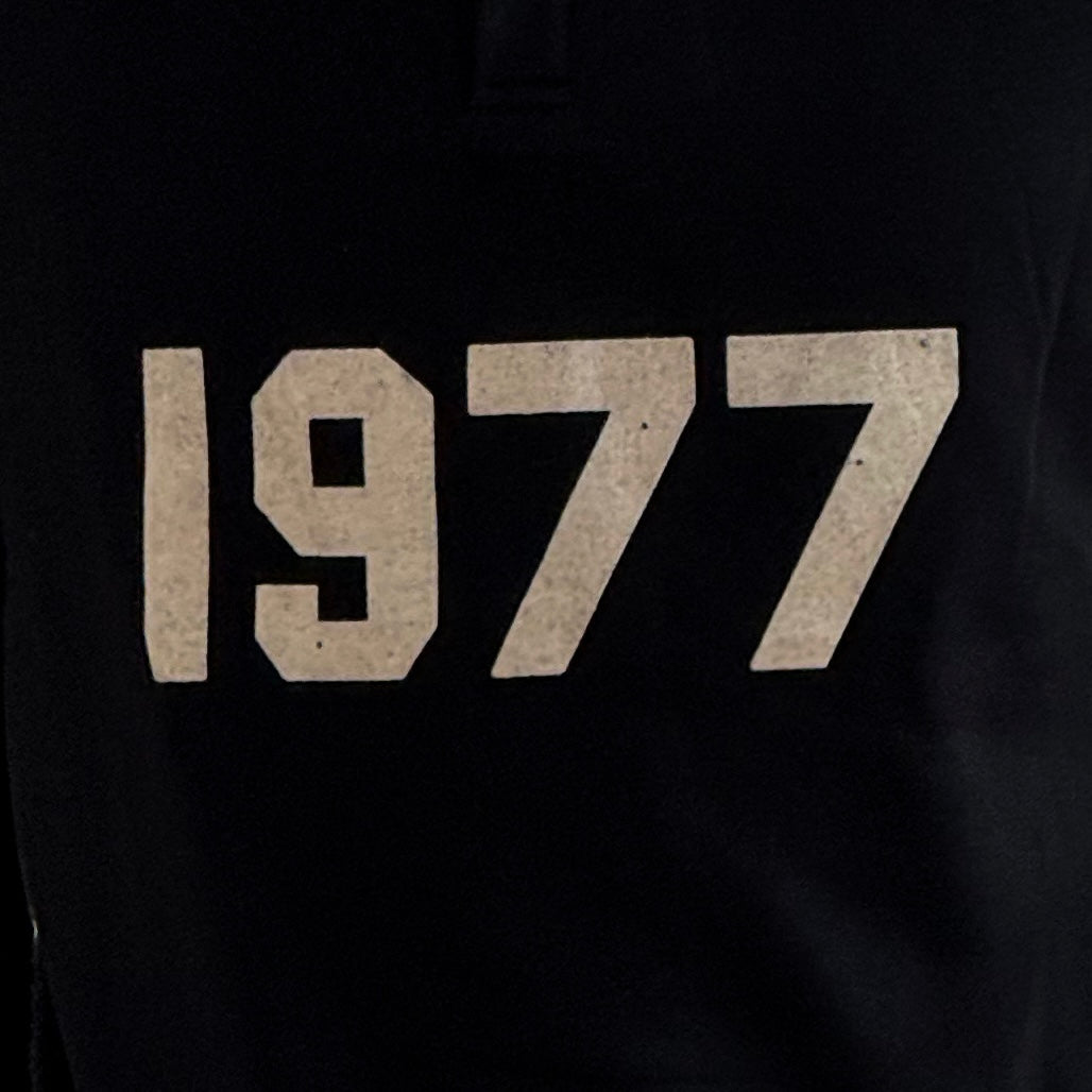 POLO MANGA LARGA ESSENTIALS 1977 BLACK