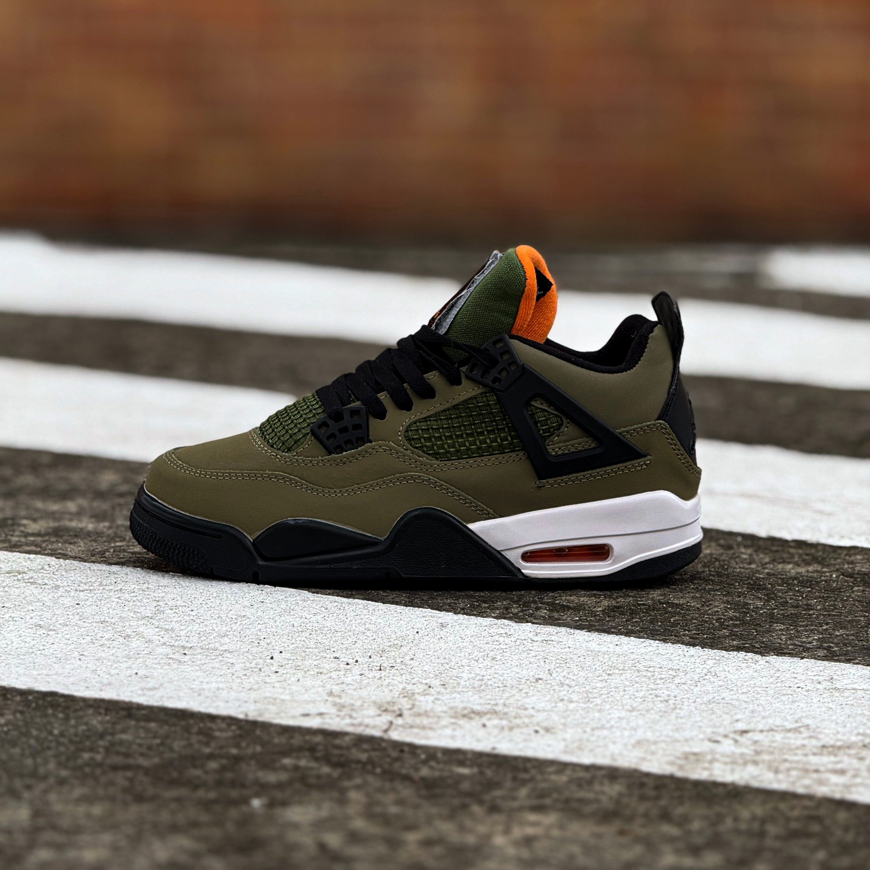 JORDAN 4 RETRO / UNDEFEATED