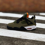 JORDAN 4 RETRO / UNDEFEATED