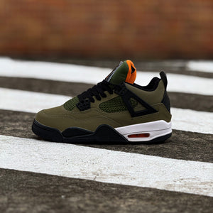 JORDAN 4 RETRO / UNDEFEATED