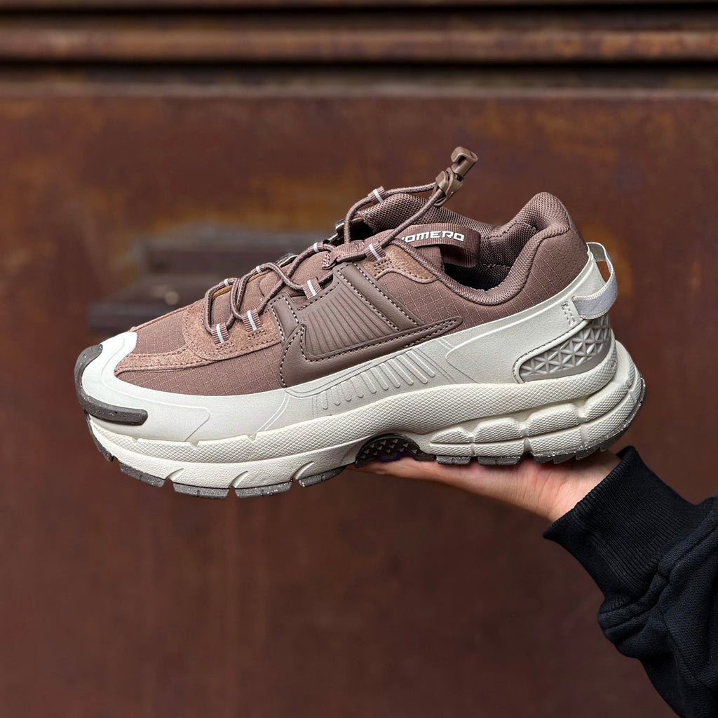 NIKE ZOOM VOMERO 5 ROAM / LIGHT BONE MINK BROWN