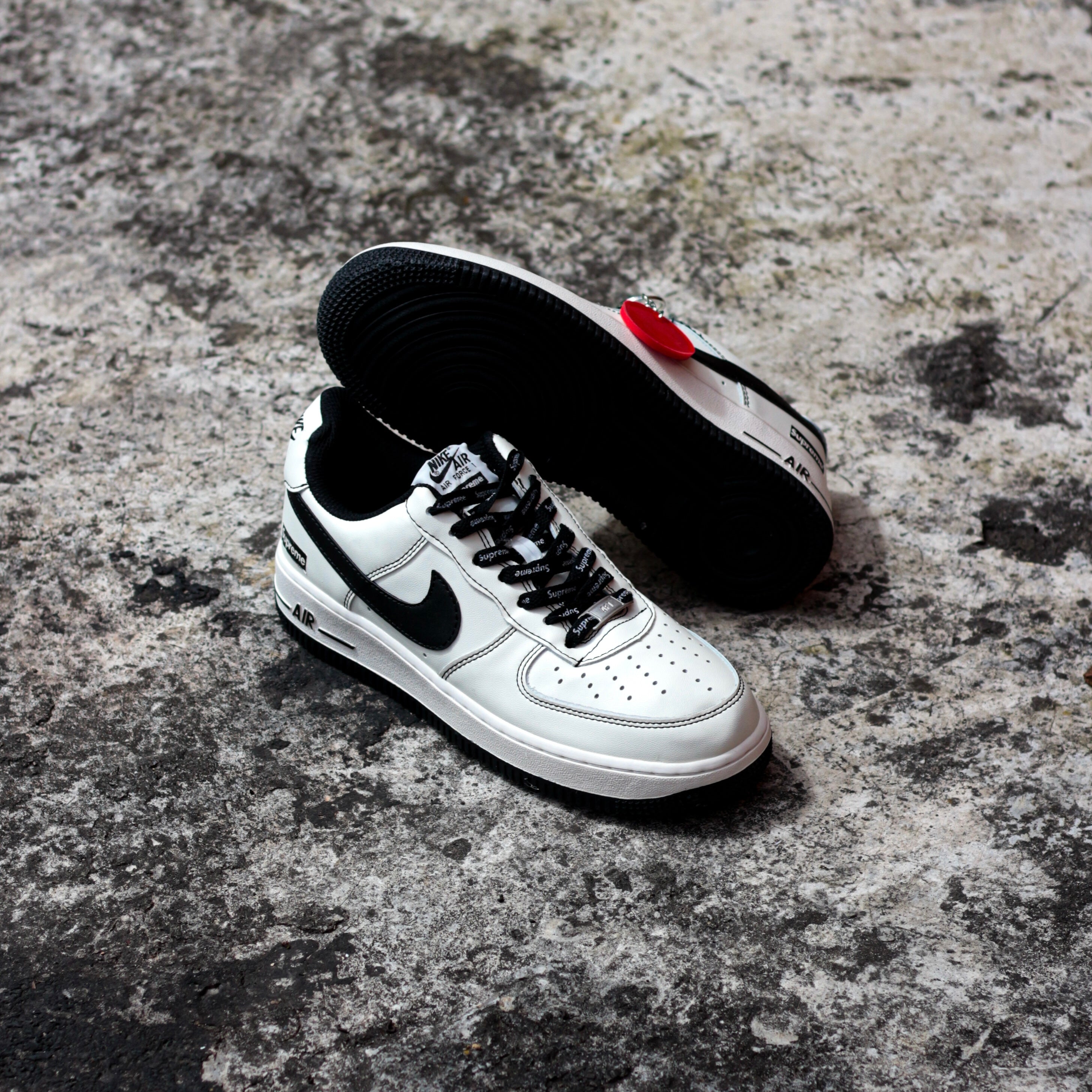 NIKE AIR FORCE 1 LOW / SUPREME WHITE BLACK
