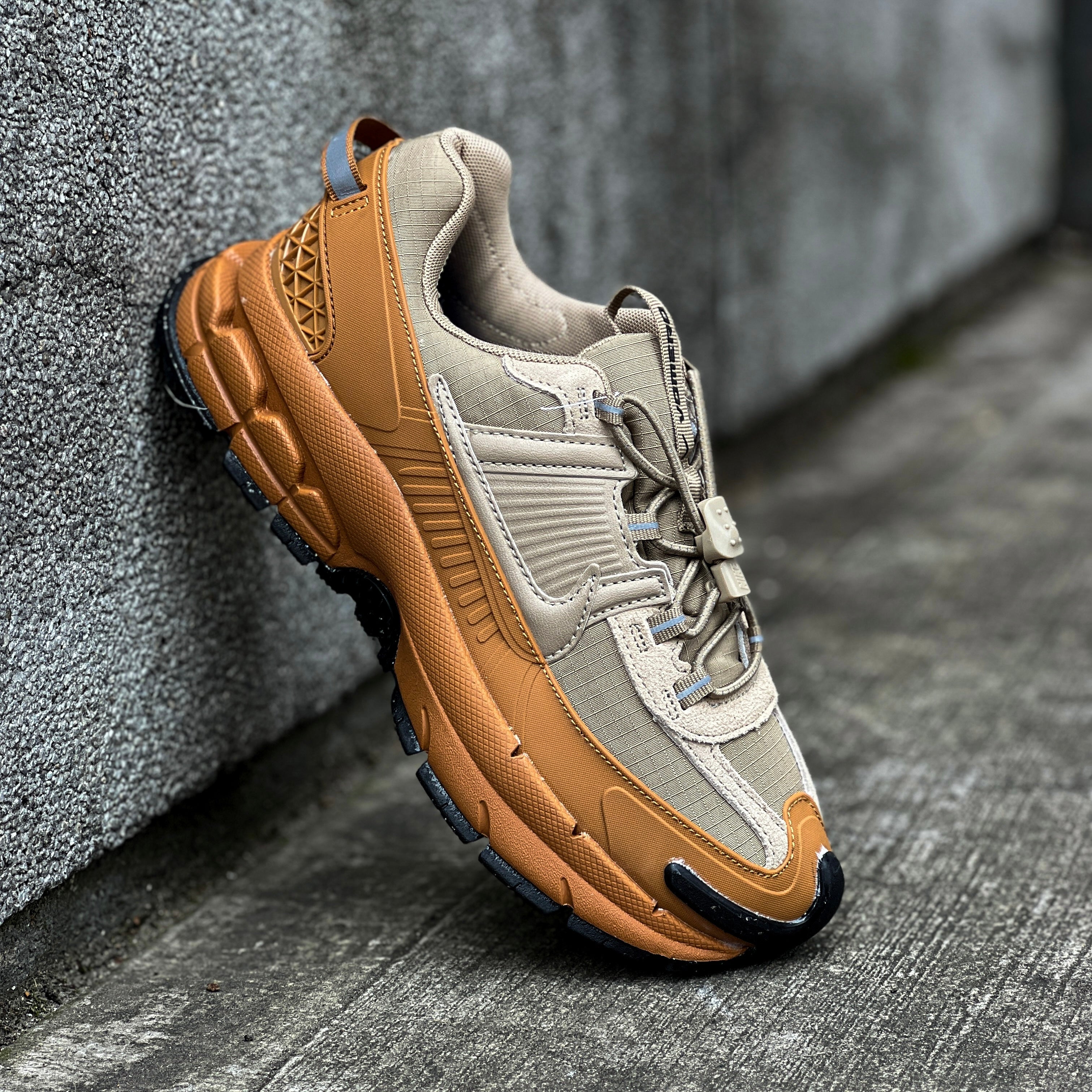 NIKE ZOOM VOMERO 5 ROAM / FLAX