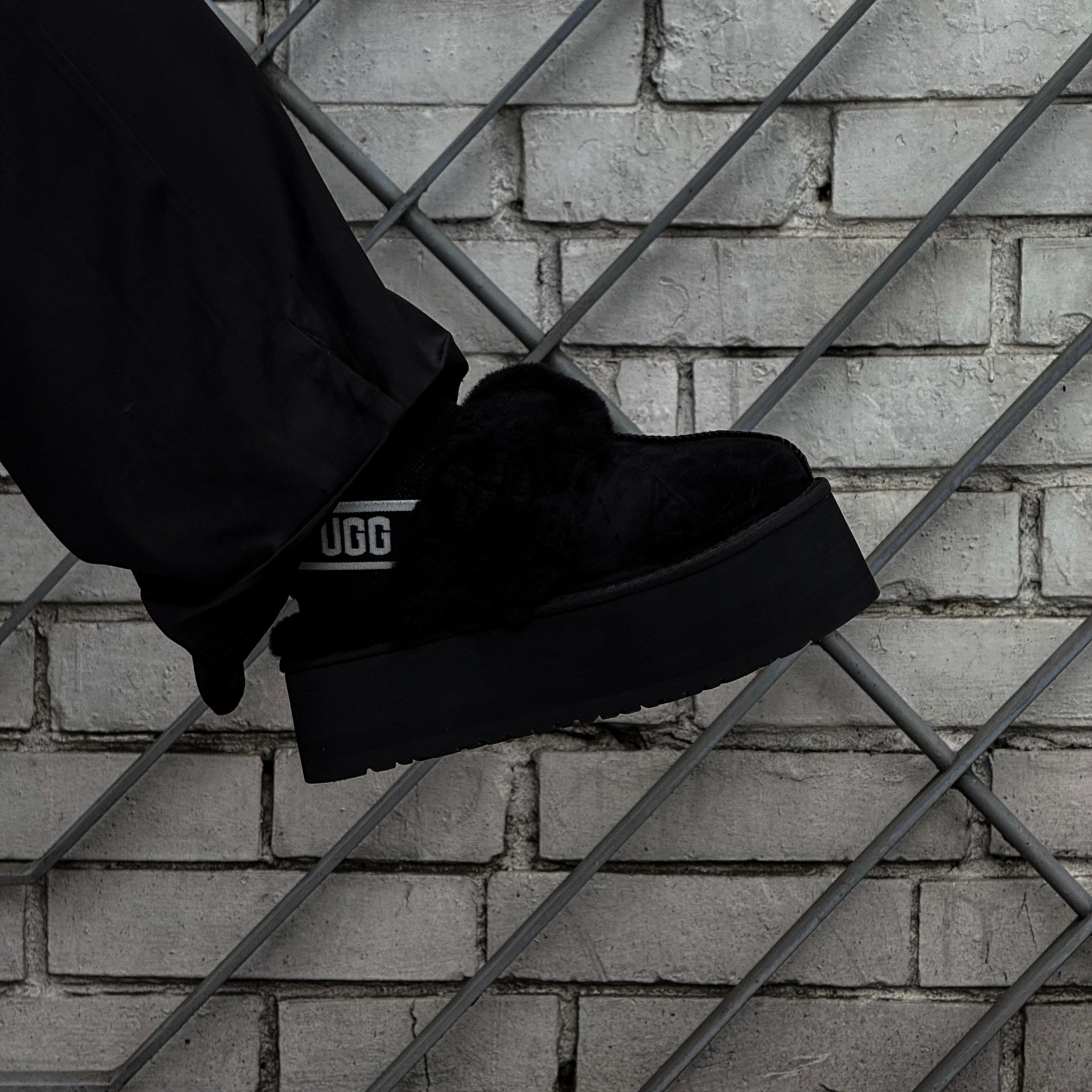 UGG FUNKETTE SLIPPER / BLACK