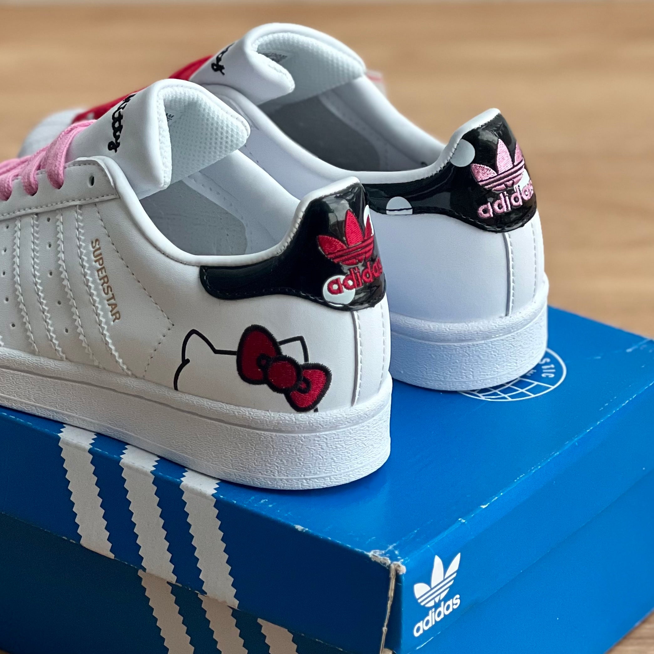 ADIDAS SUPERSTAR / HELLO KITTY