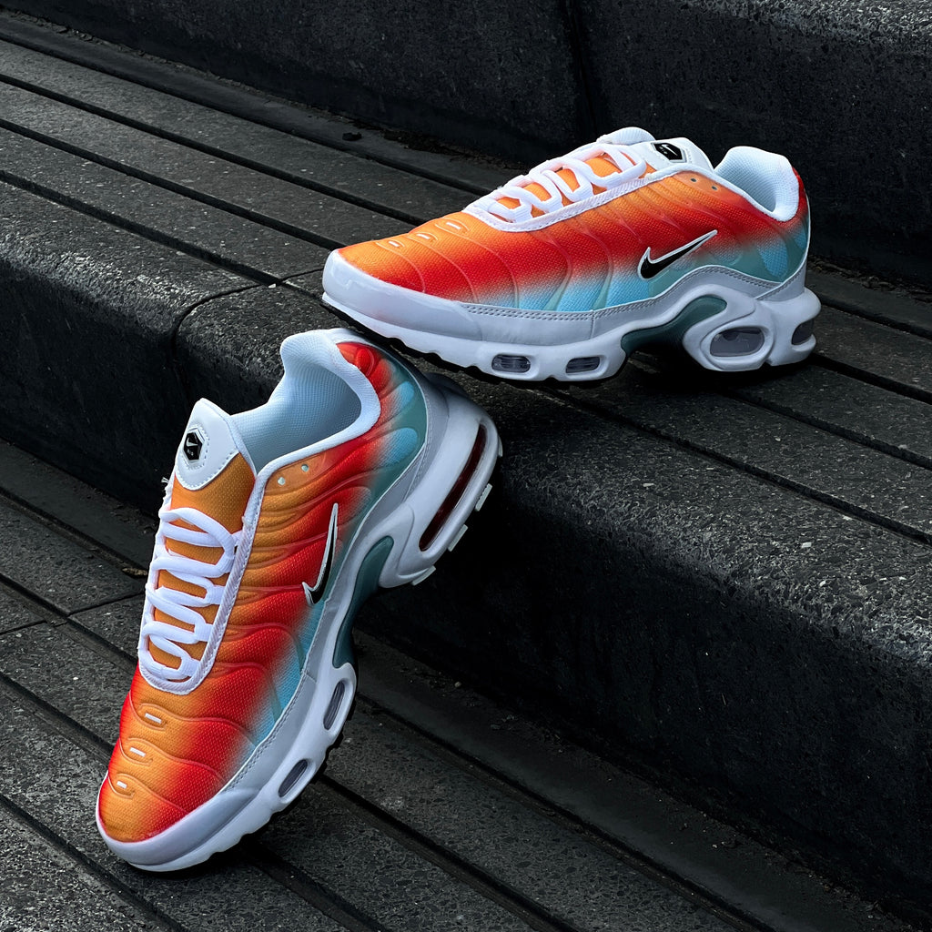 NIKE AIR MAX PLUS / TROPICAL SUNSET