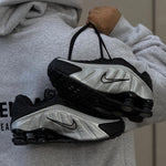 NIKE SHOX R4 / METALLIC SILVER BLACK