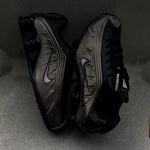 NIKE SHOX R4 / IRONSTONE OFF NOIR