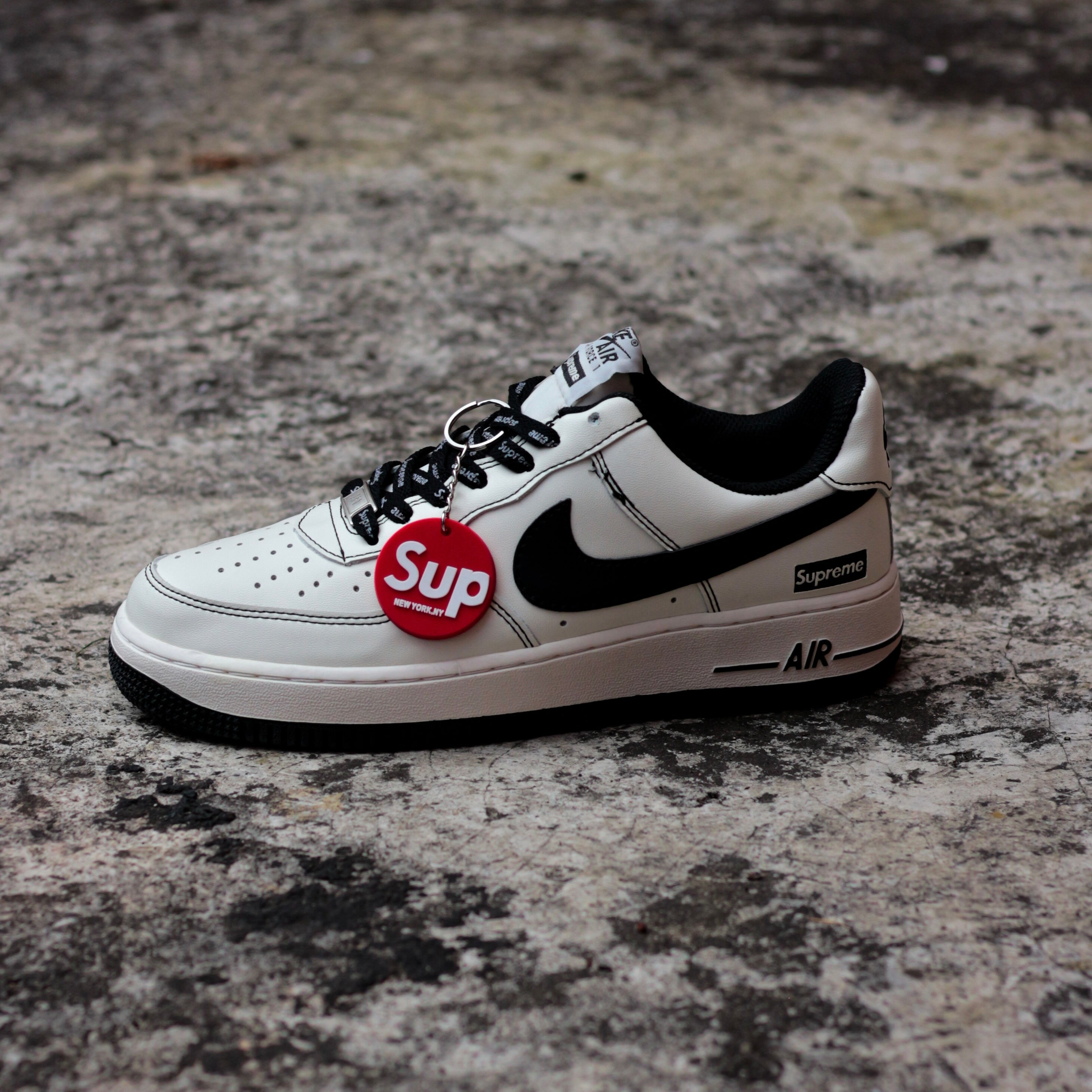 NIKE AIR FORCE 1 LOW / SUPREME WHITE BLACK