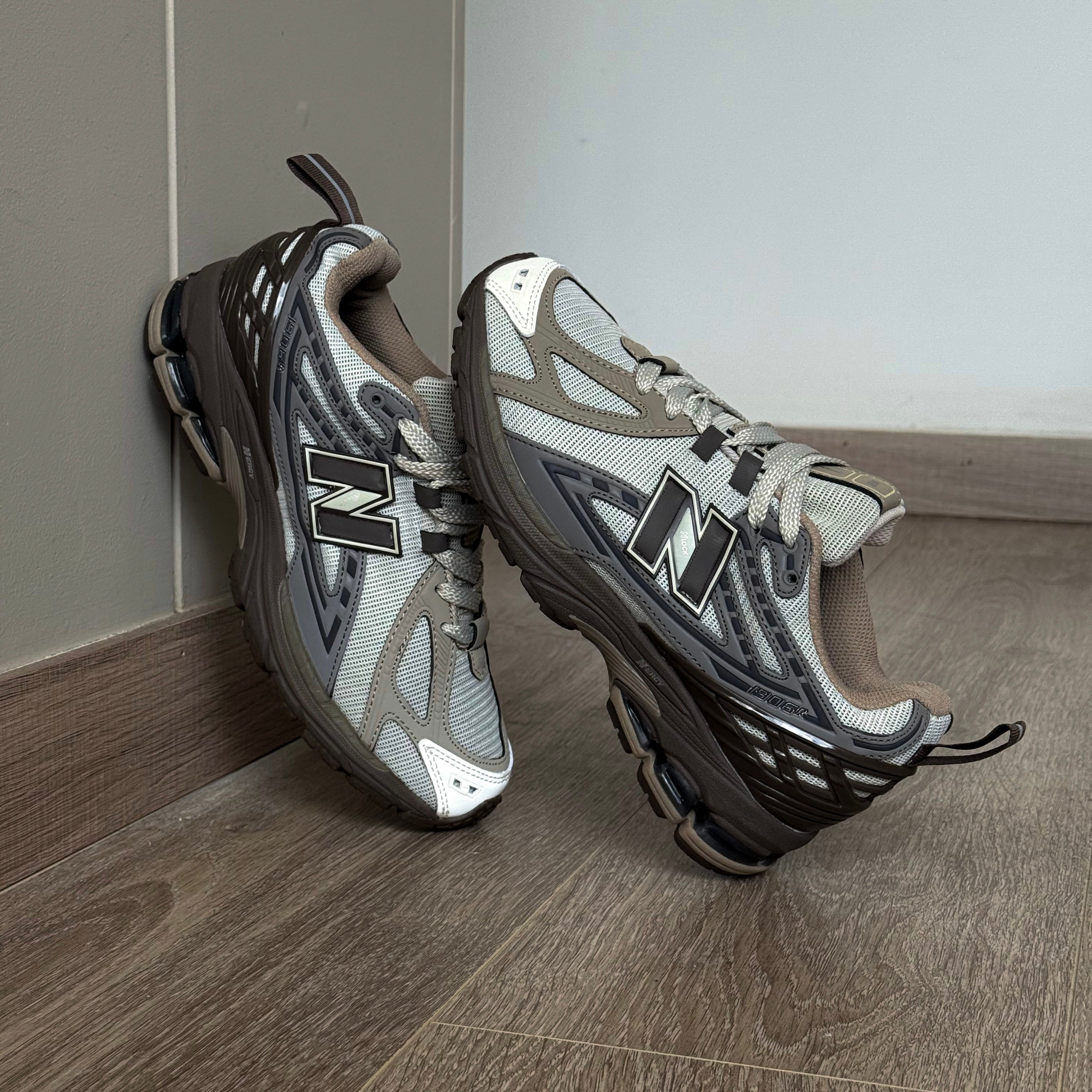 NEW BALANCE 1906R / DRIFTWOOD DARK MUSHROOM