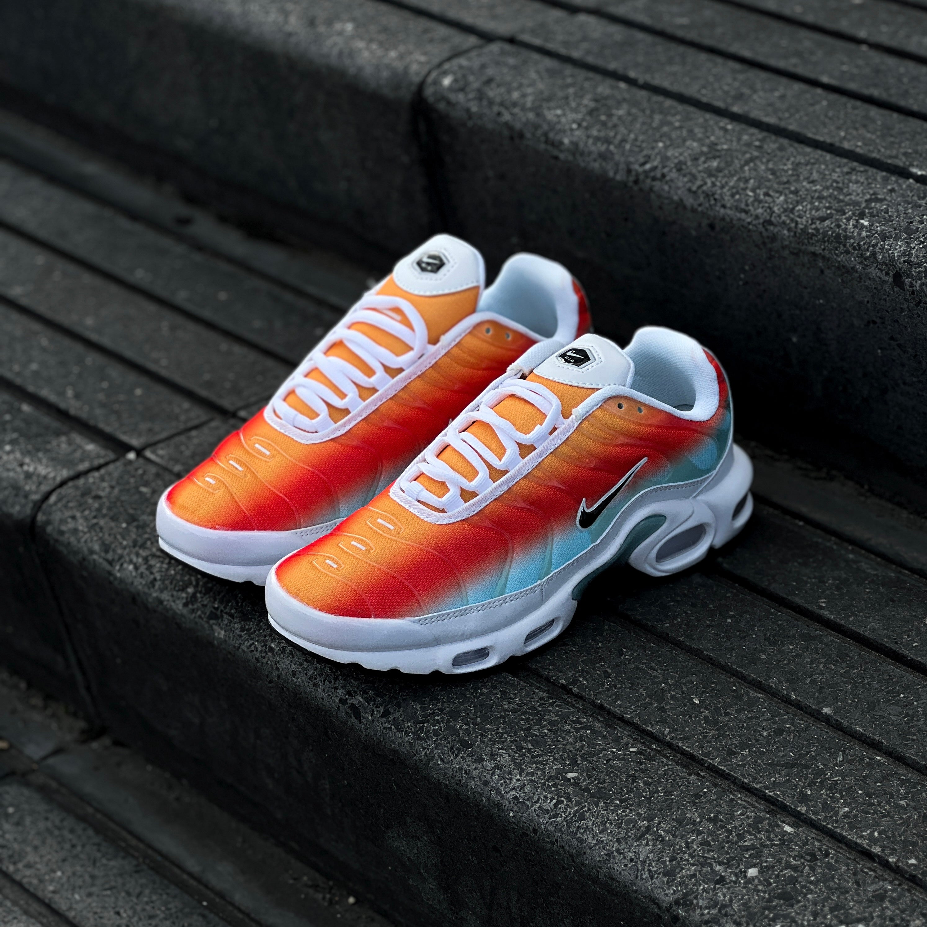 NIKE AIR MAX PLUS / TROPICAL SUNSET
