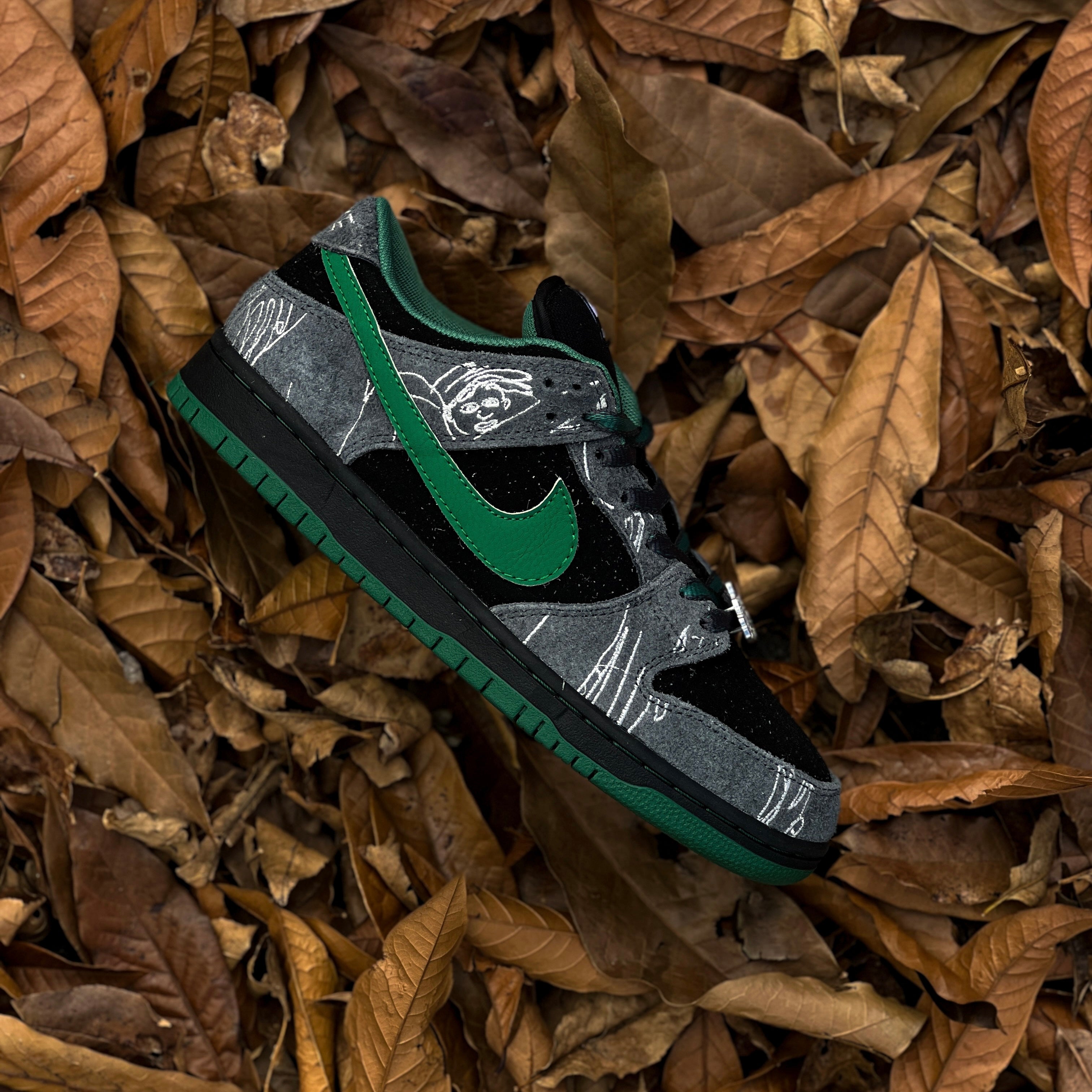 NIKE SB DUNK LOW / THERE SKATEBOARDS