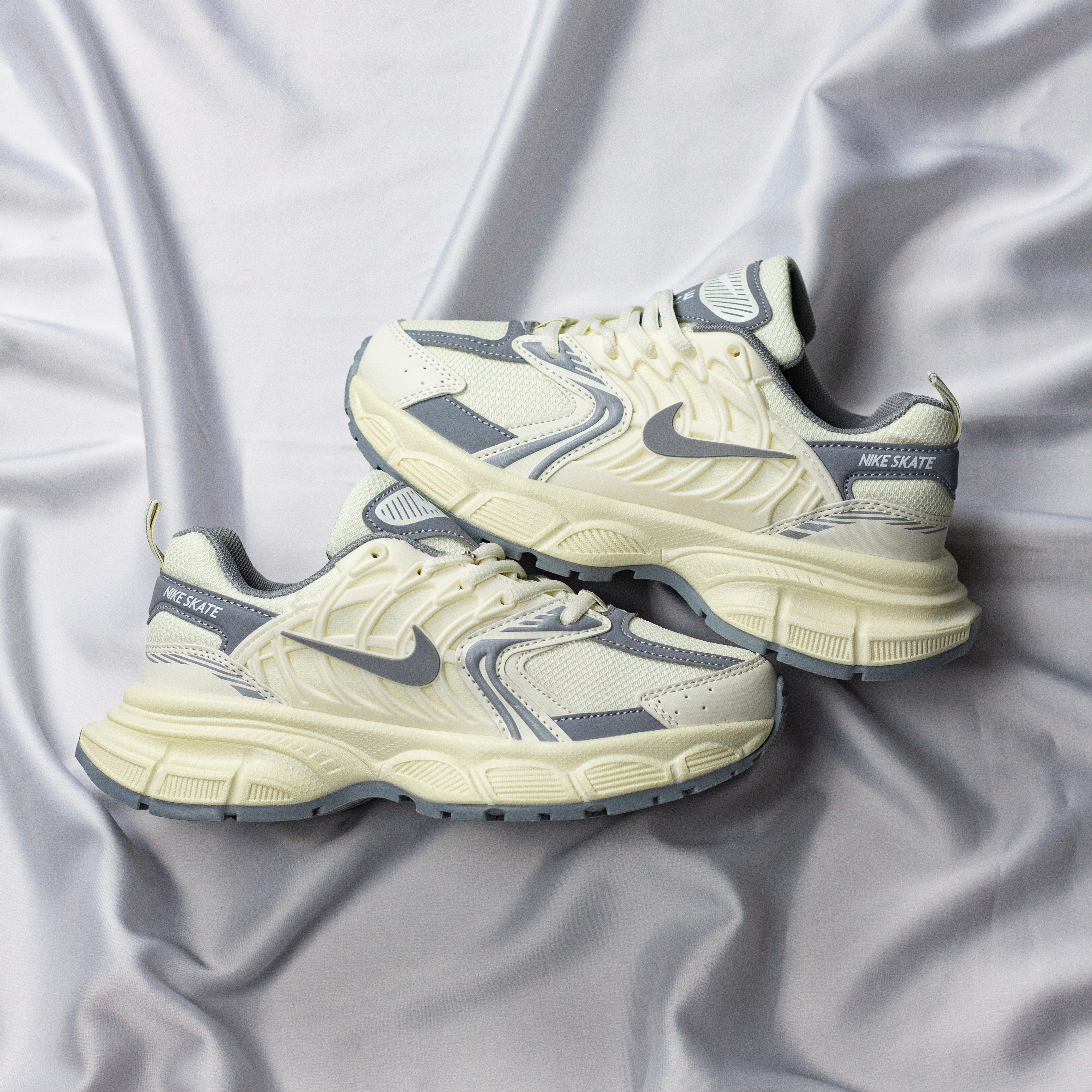 NIKE SKATE / WHITE