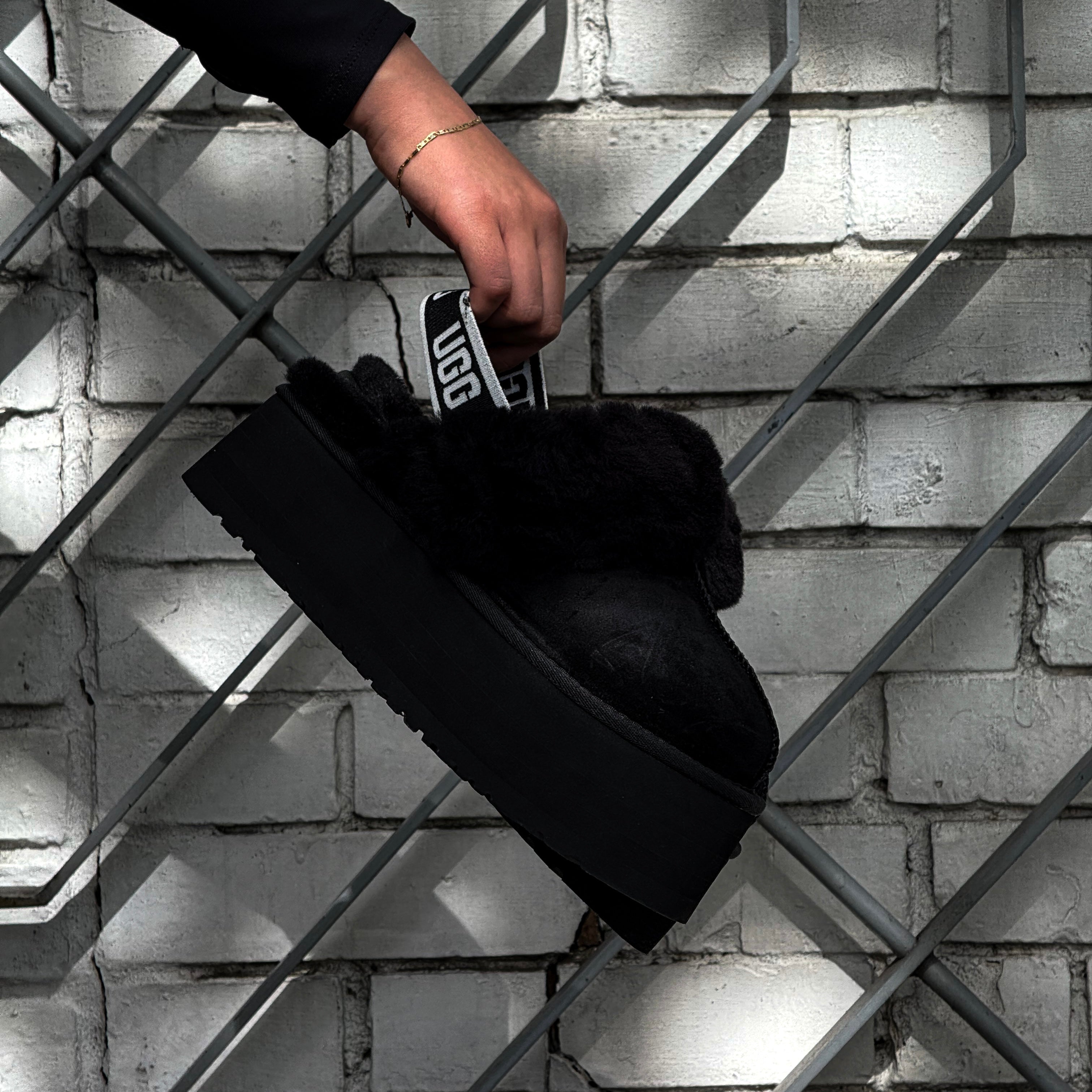 UGG FUNKETTE SLIPPER / BLACK