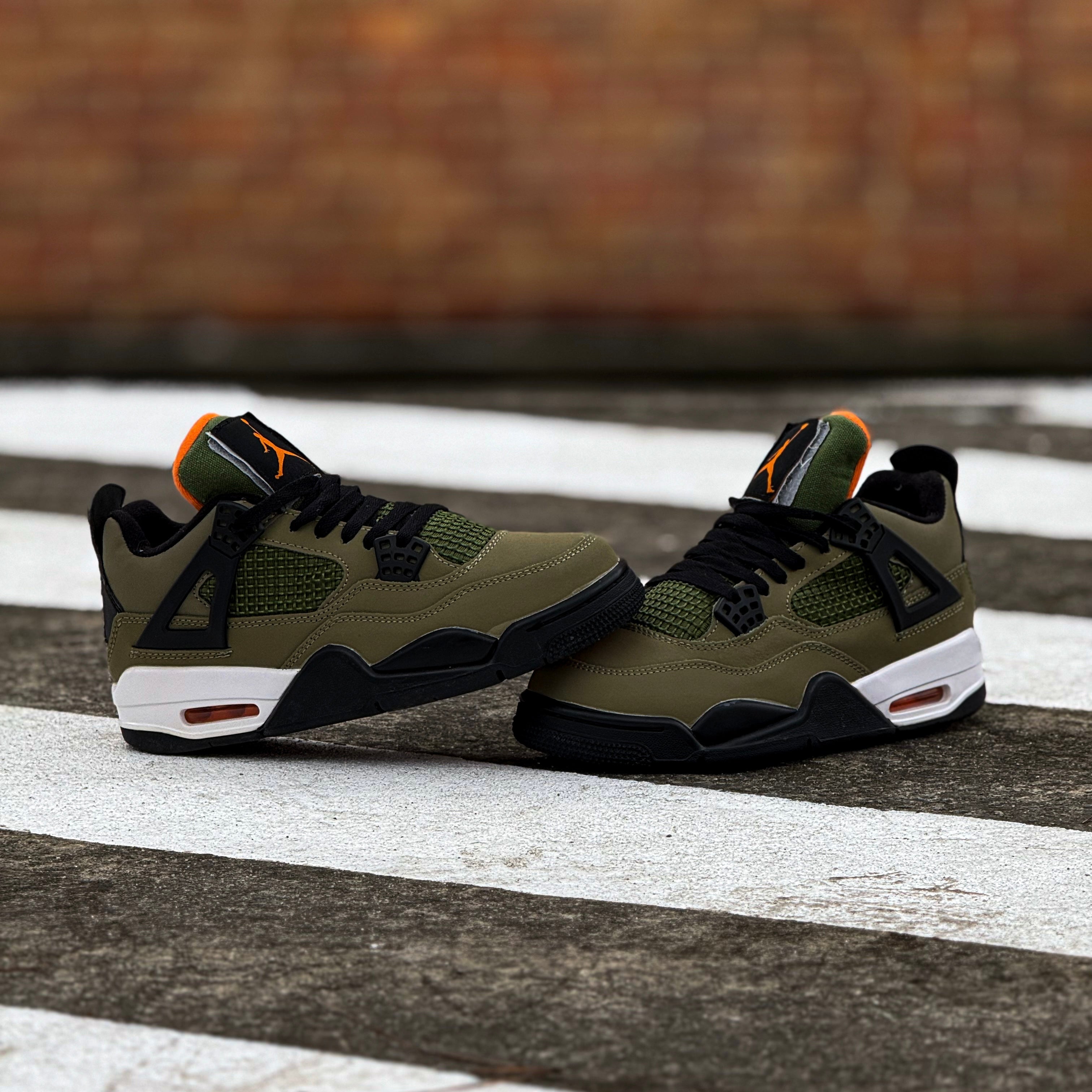 JORDAN 4 RETRO / UNDEFEATED