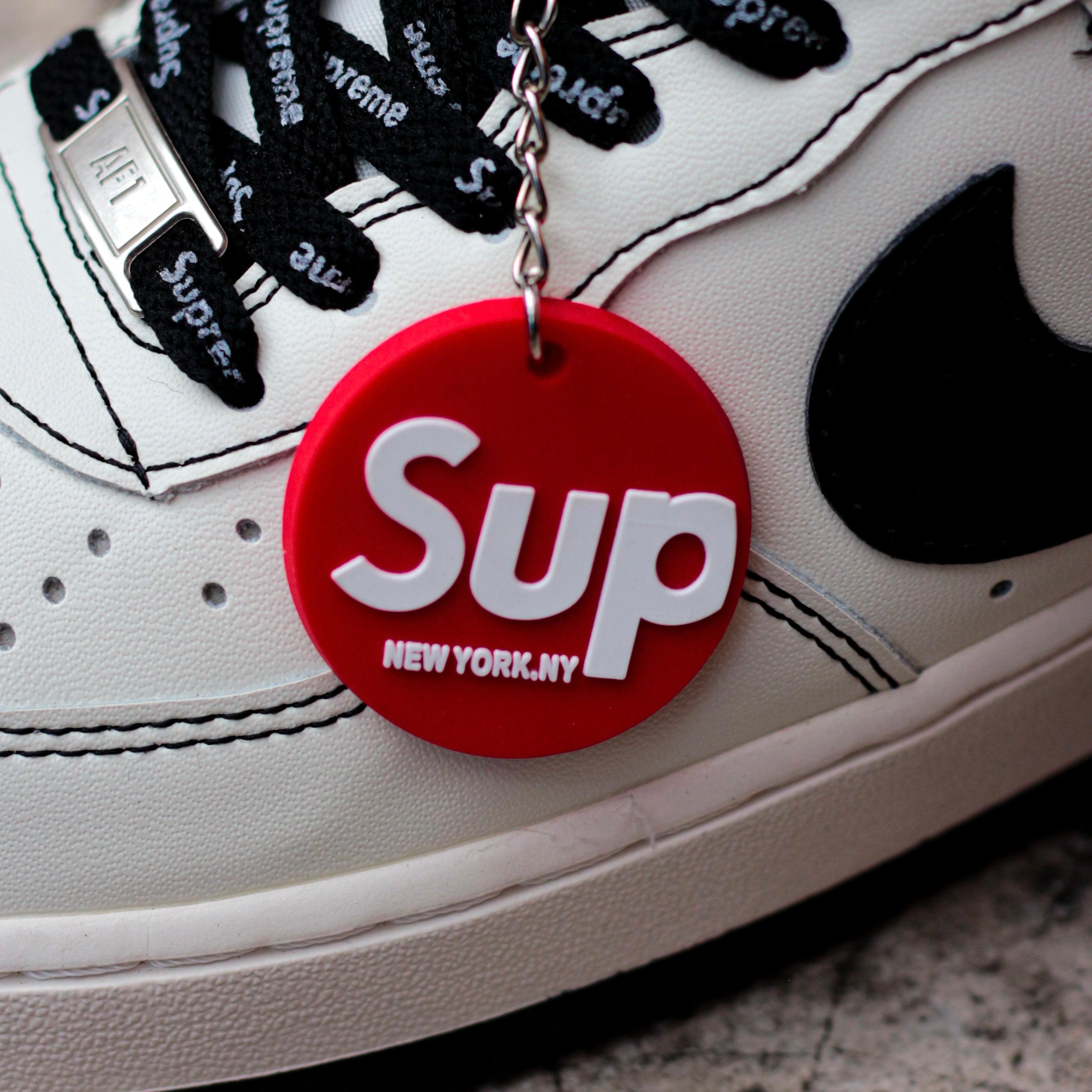 NIKE AIR FORCE 1 LOW / SUPREME WHITE BLACK