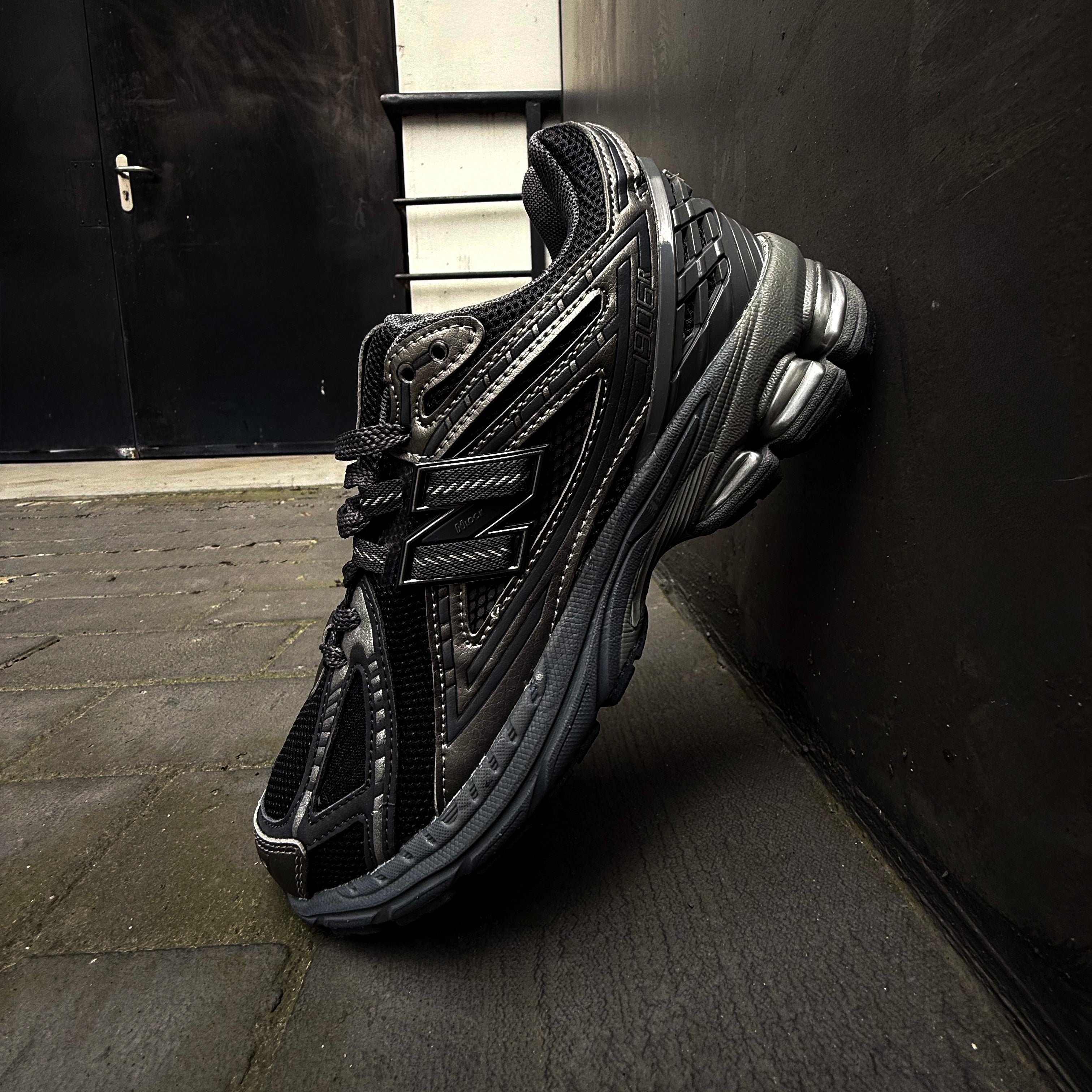 NEW BALANCE 1906R / BLACK SILVER