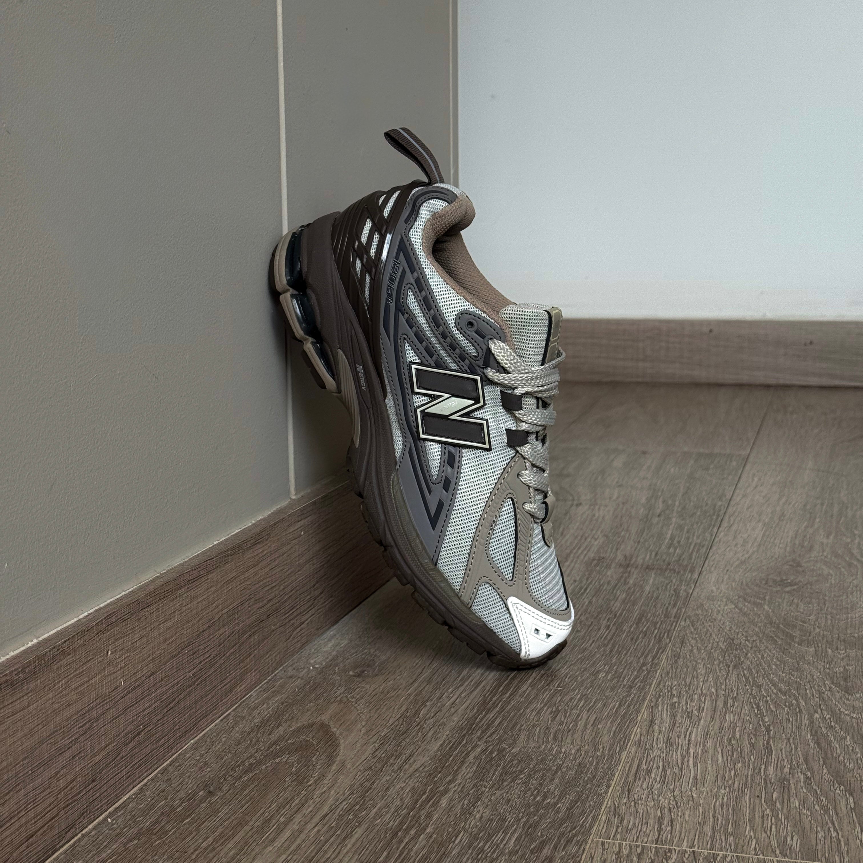 NEW BALANCE 1906R / DRIFTWOOD DARK MUSHROOM