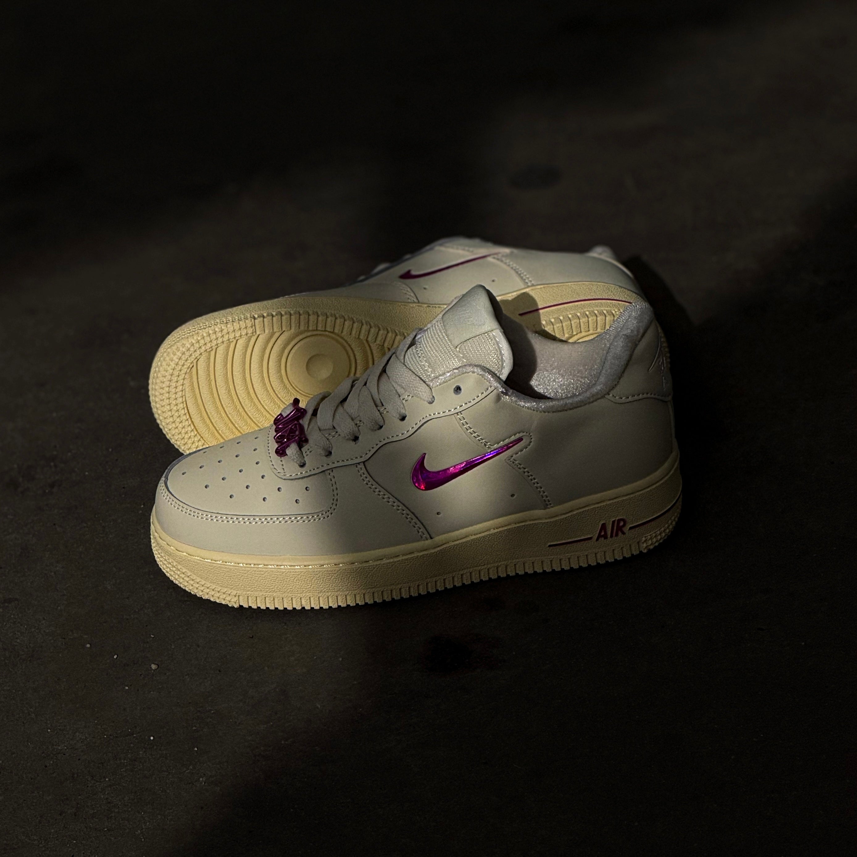 NIKE AIR FORCE 1 LOW / WHITE CREAM