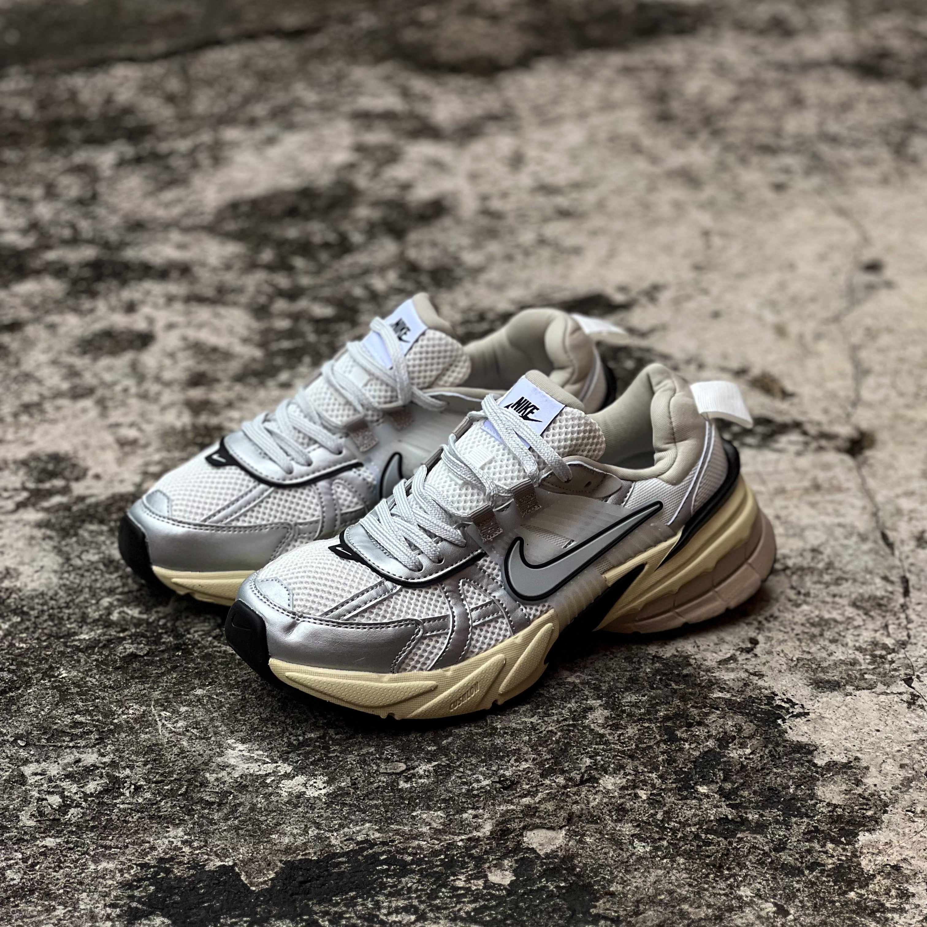 NIKE V2K RUN / Pure Platinum