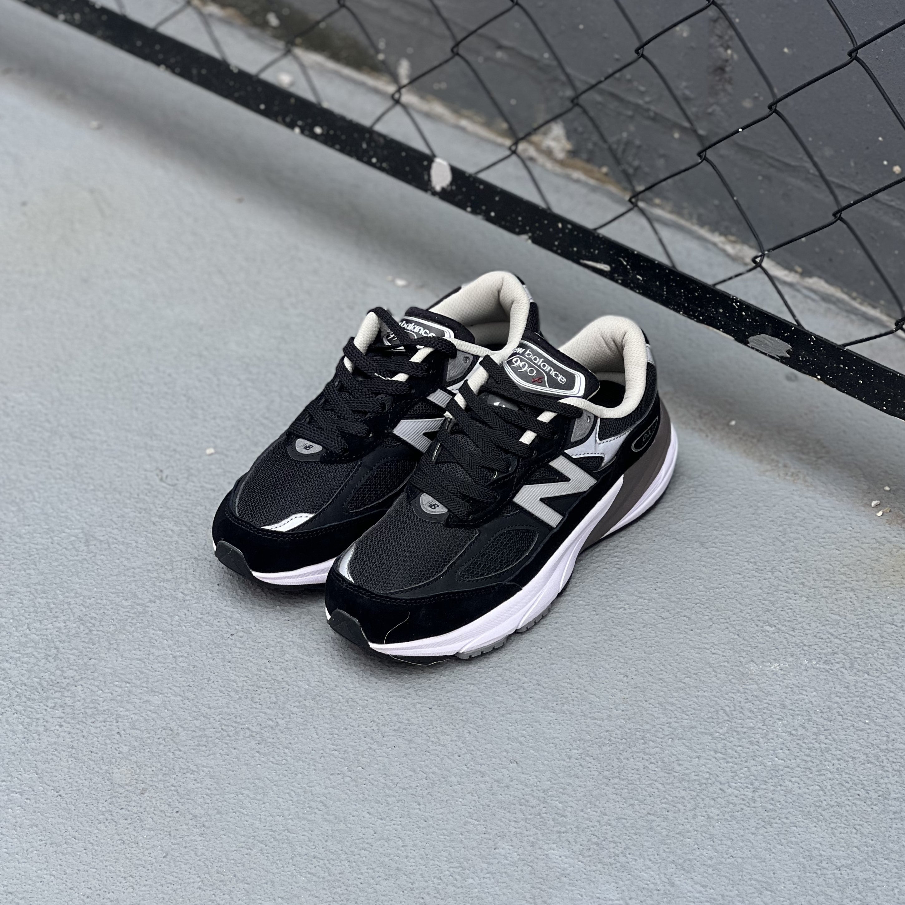 New Balance 990 / Black - Navy MiUSA