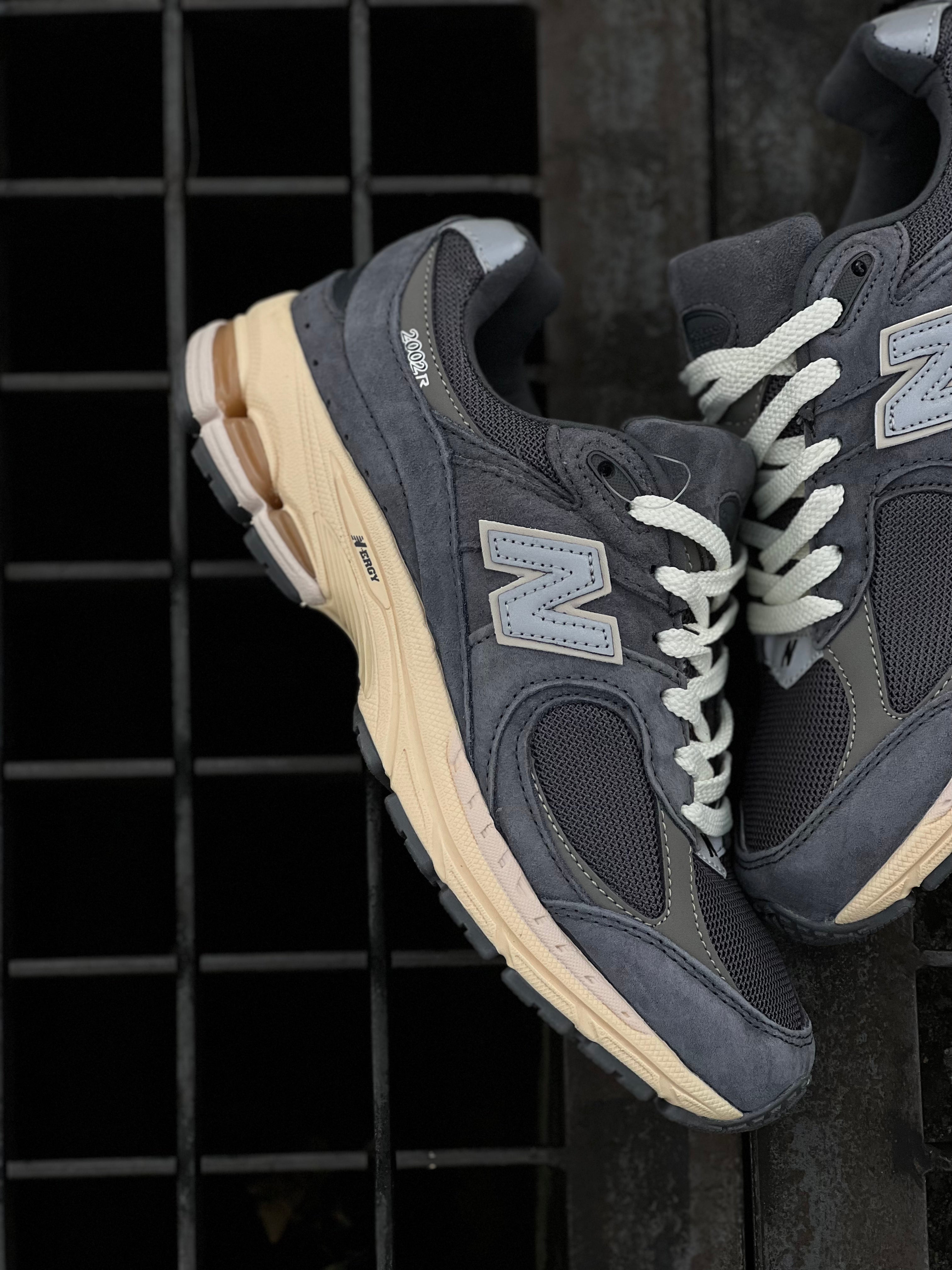 New Balance 2002R / Dark grey