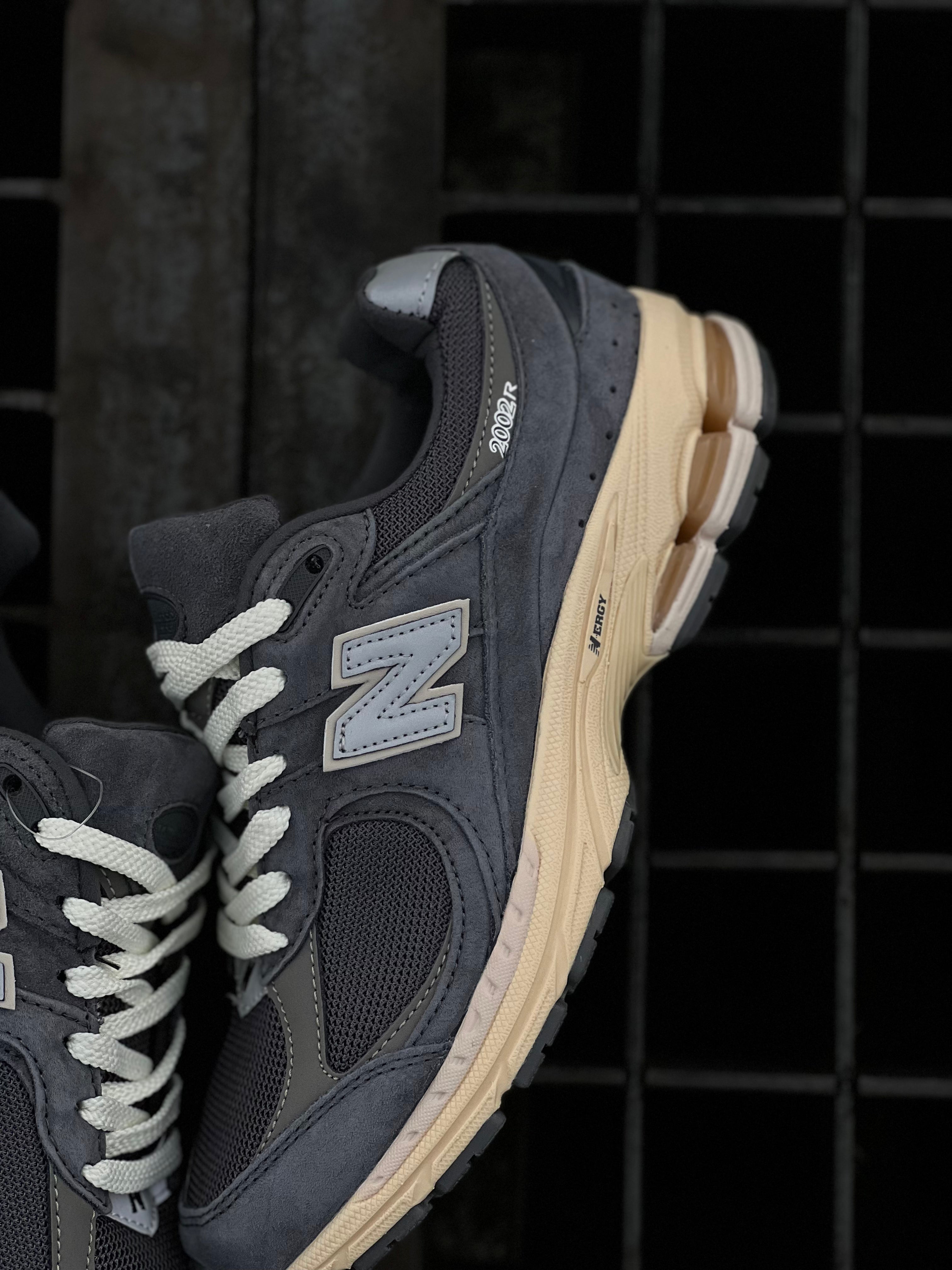New Balance 2002R / Dark grey
