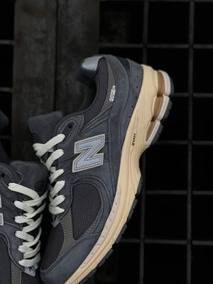New Balance 2002R / Dark grey