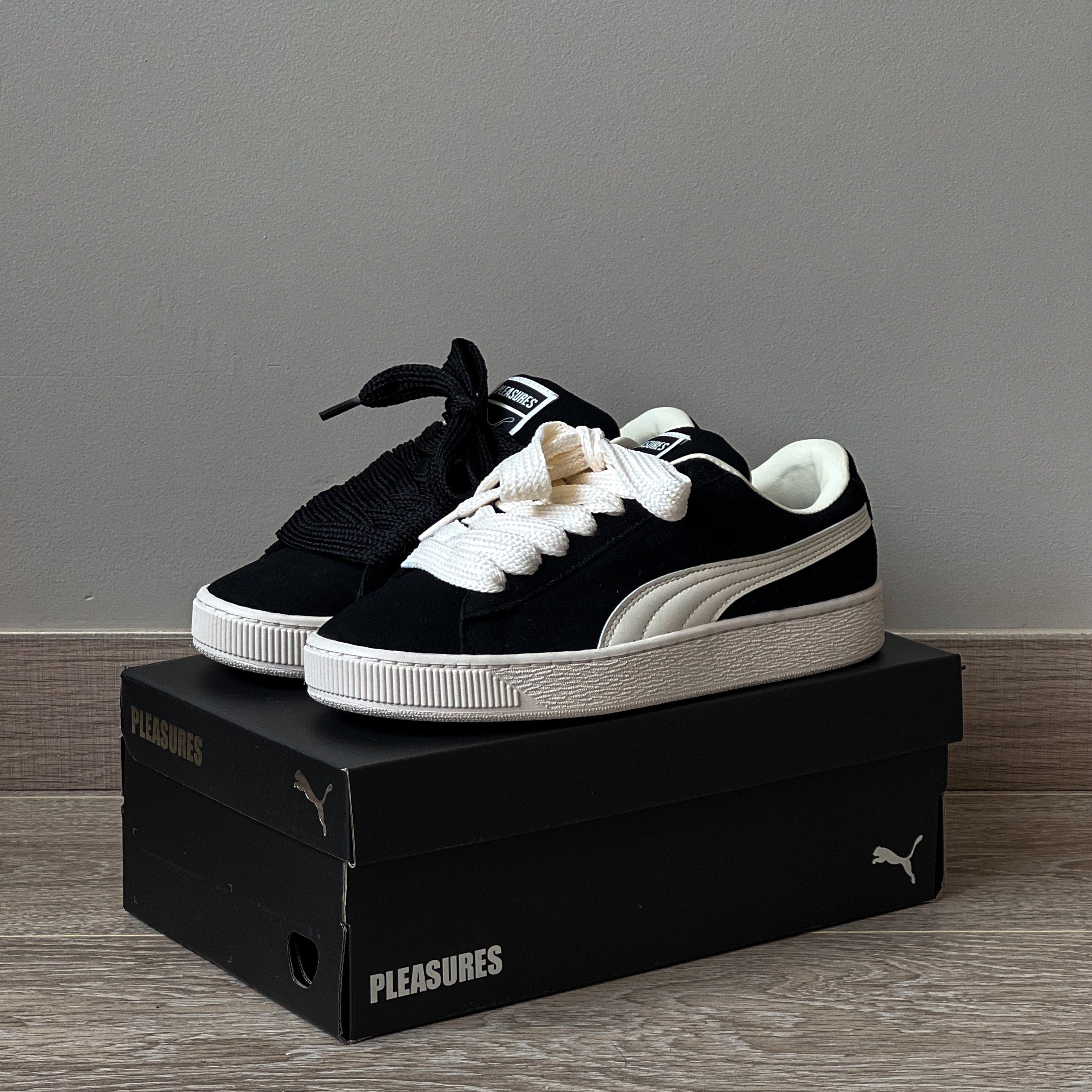 PUMA PLEASURES / BLACK