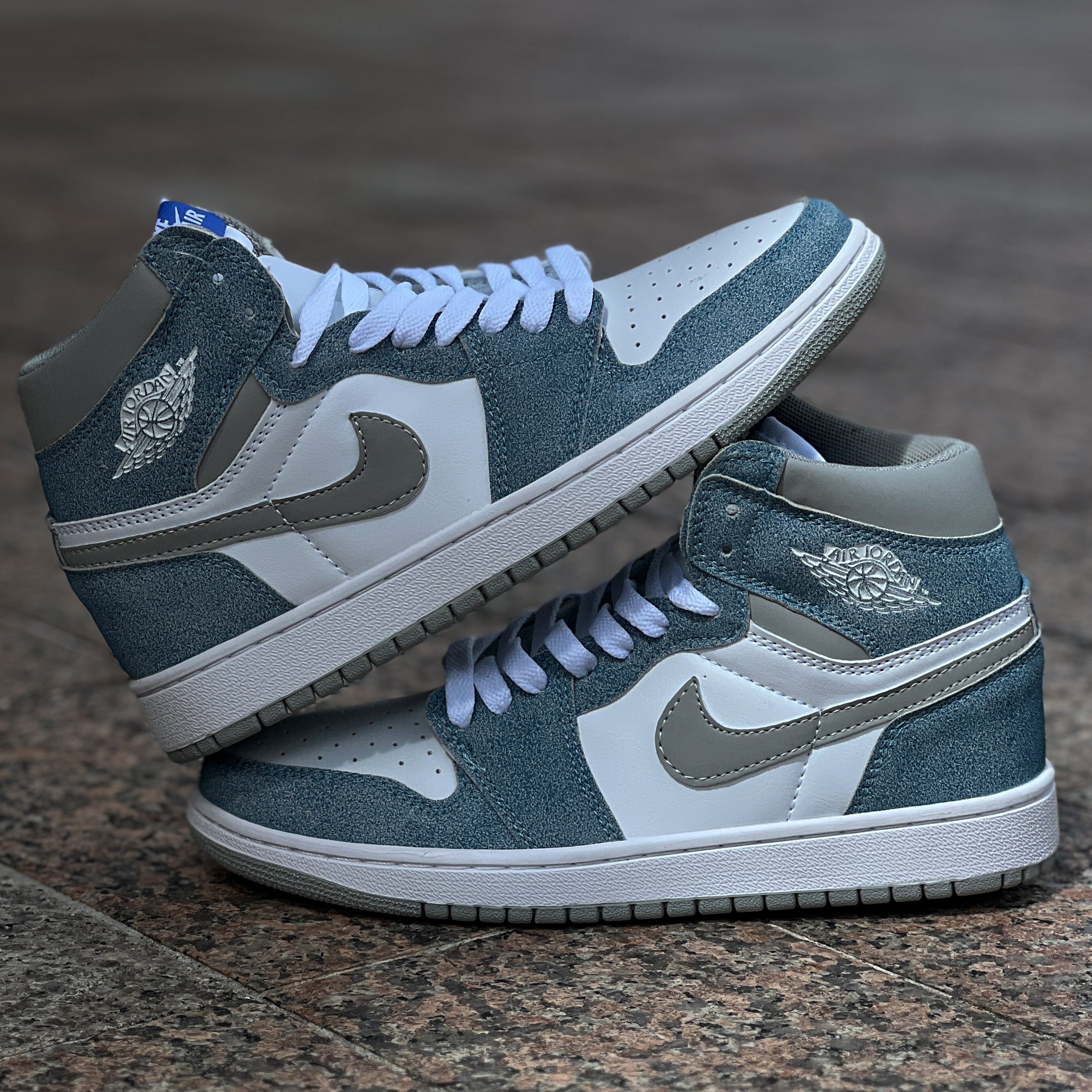 Air Jordan I / Hyper Royal - Mid