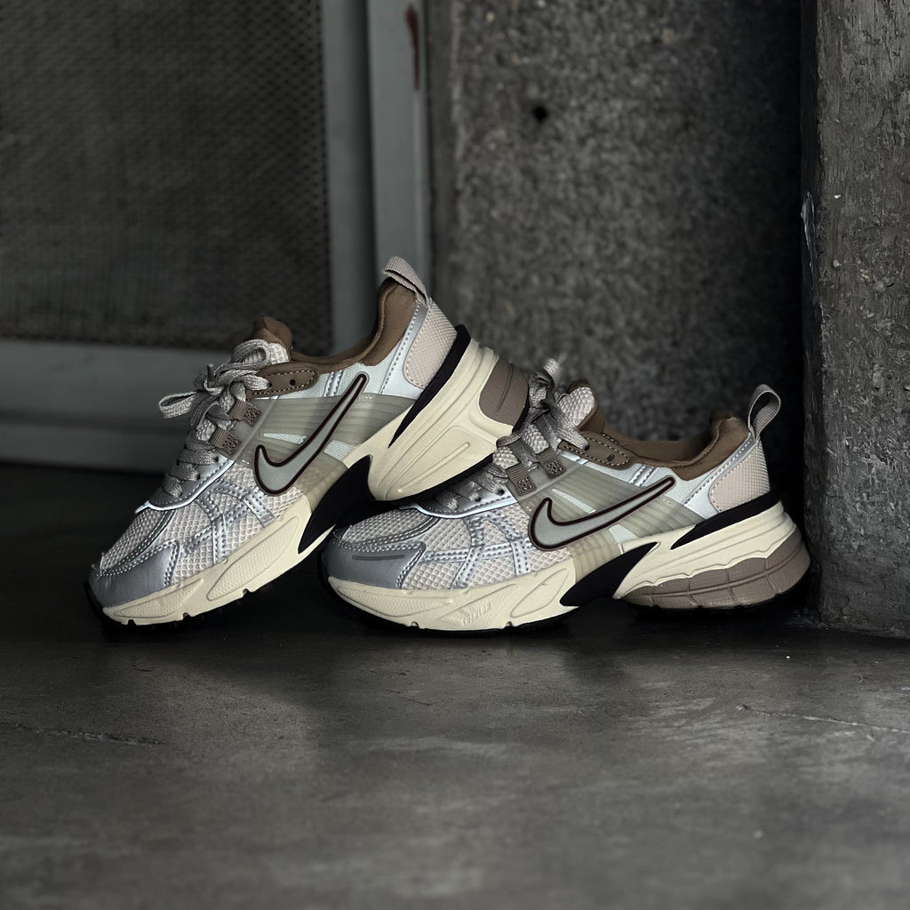NIKE V2K RUN / Ligth Orewood