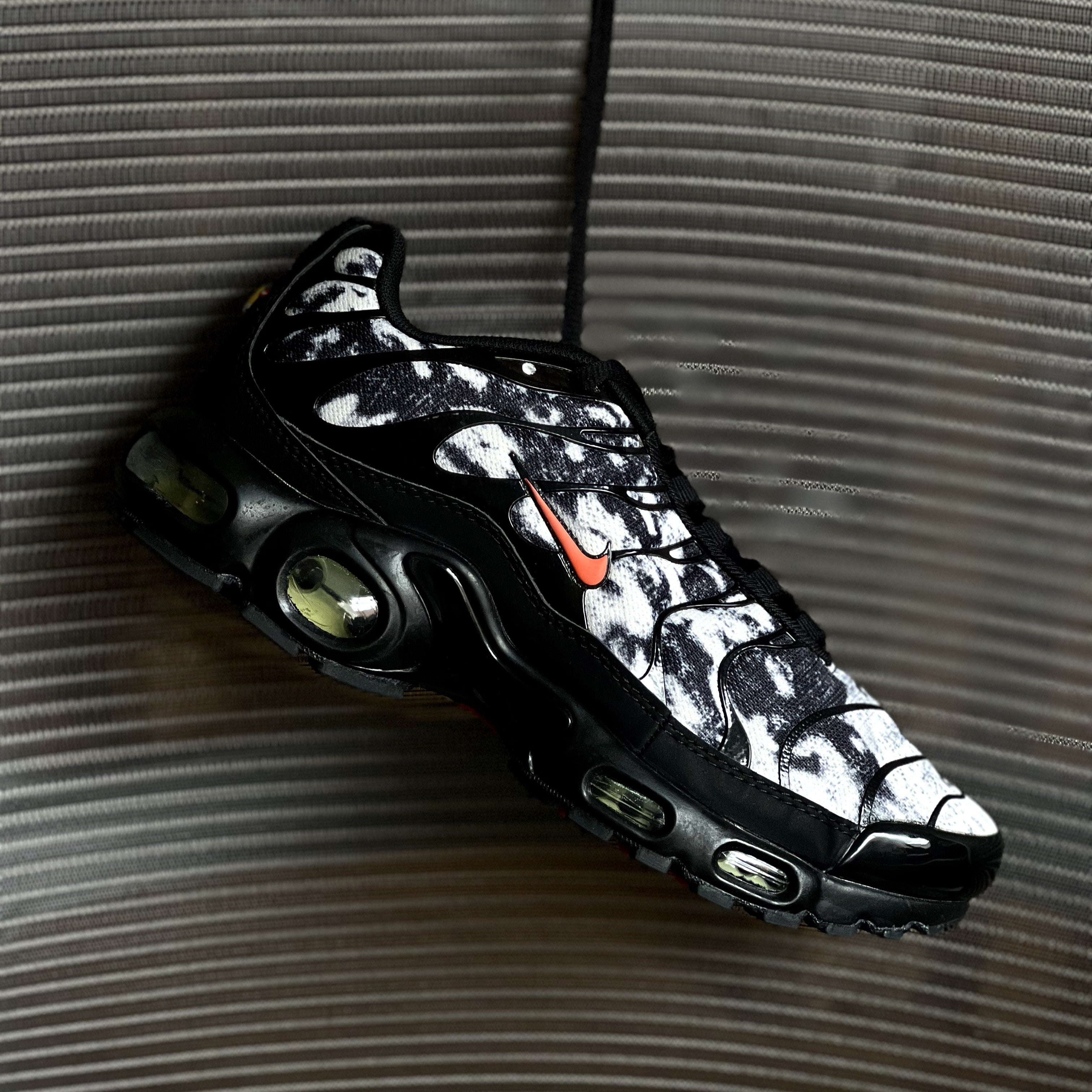 Nike Air Max Plus TN / Black Orange Camo