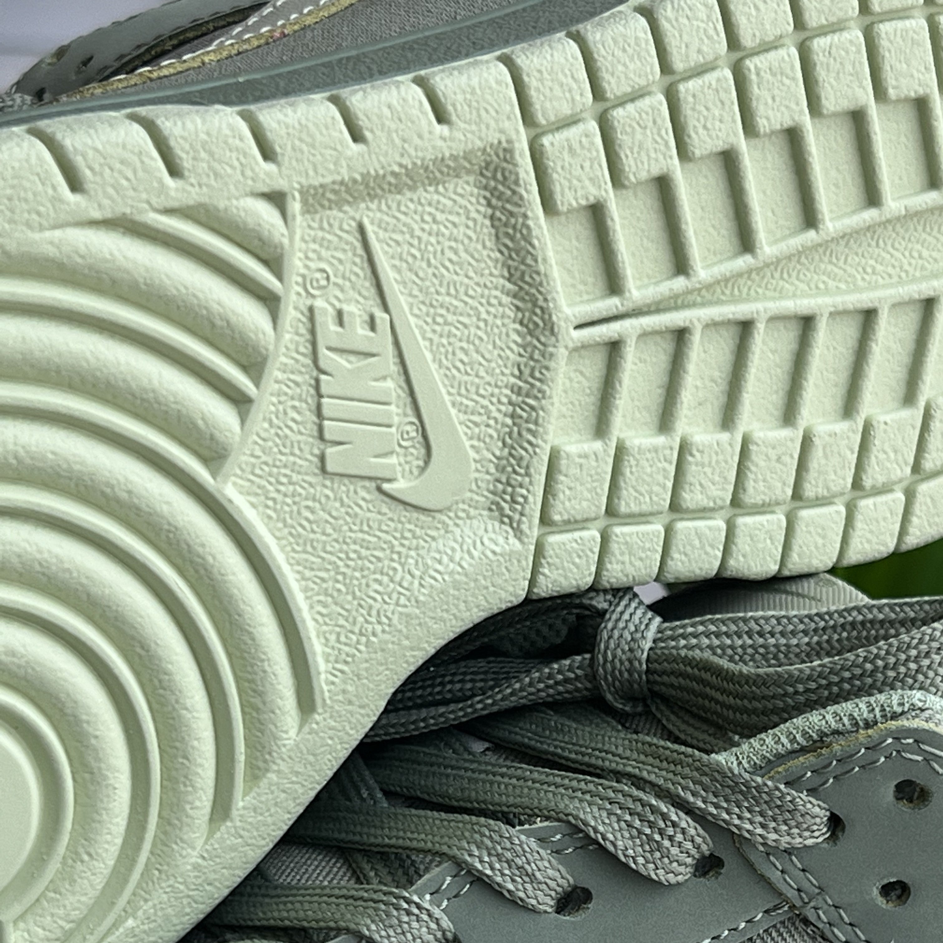 NIKE DUNK / Olive Green Aura - Low