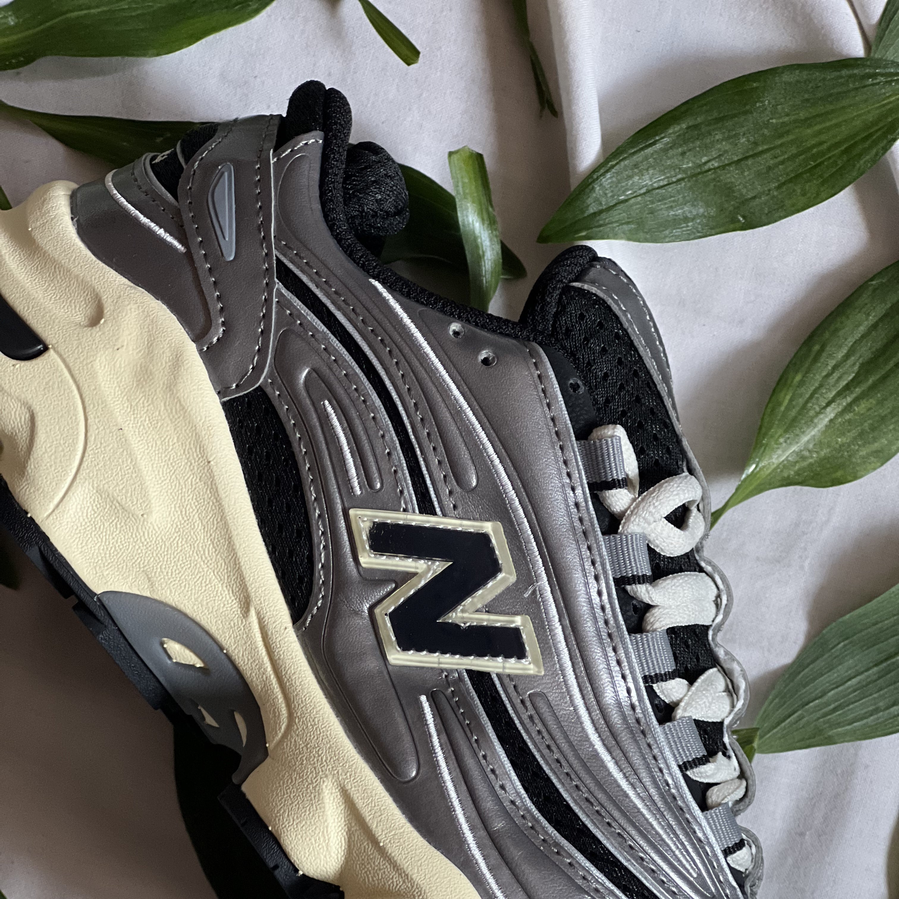 New Balance 1000 / Silver Metallic